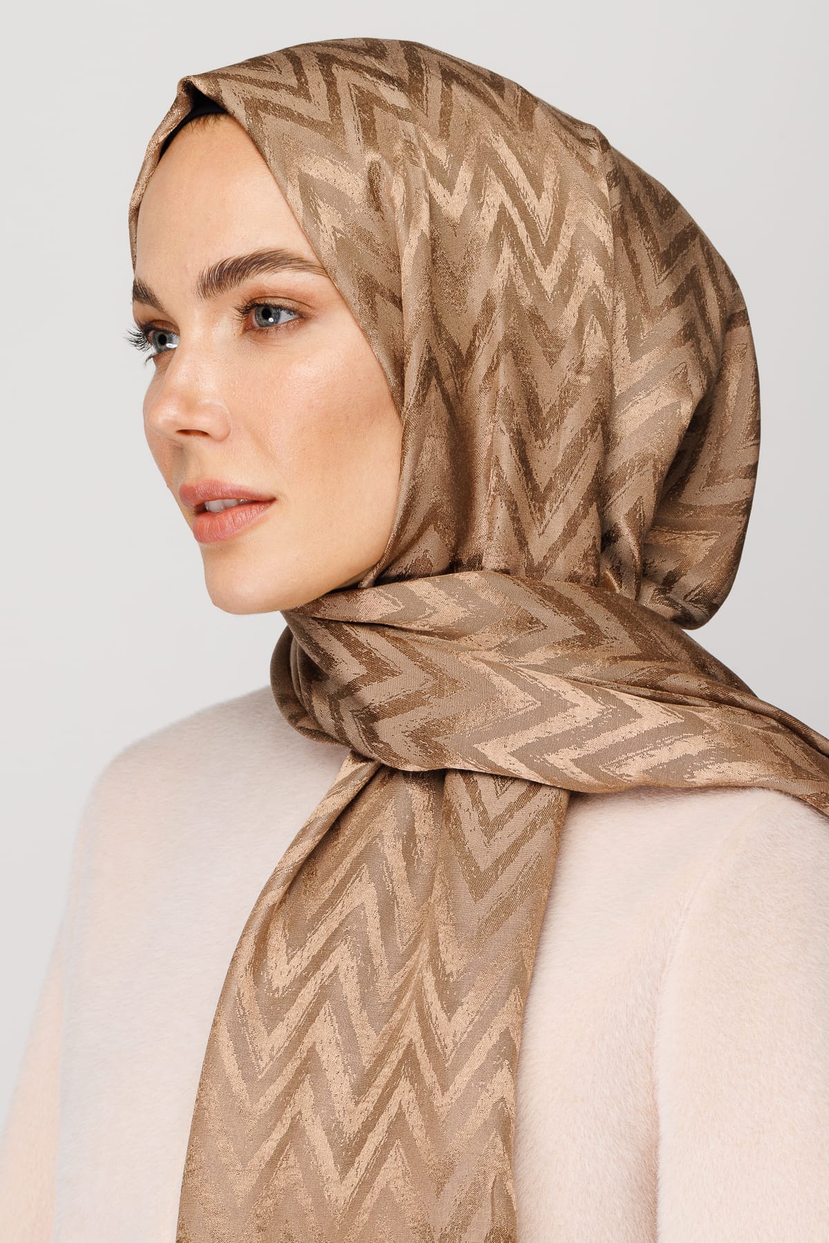 Zigzag Pattern Shiny Jacquard Shawl - Brown