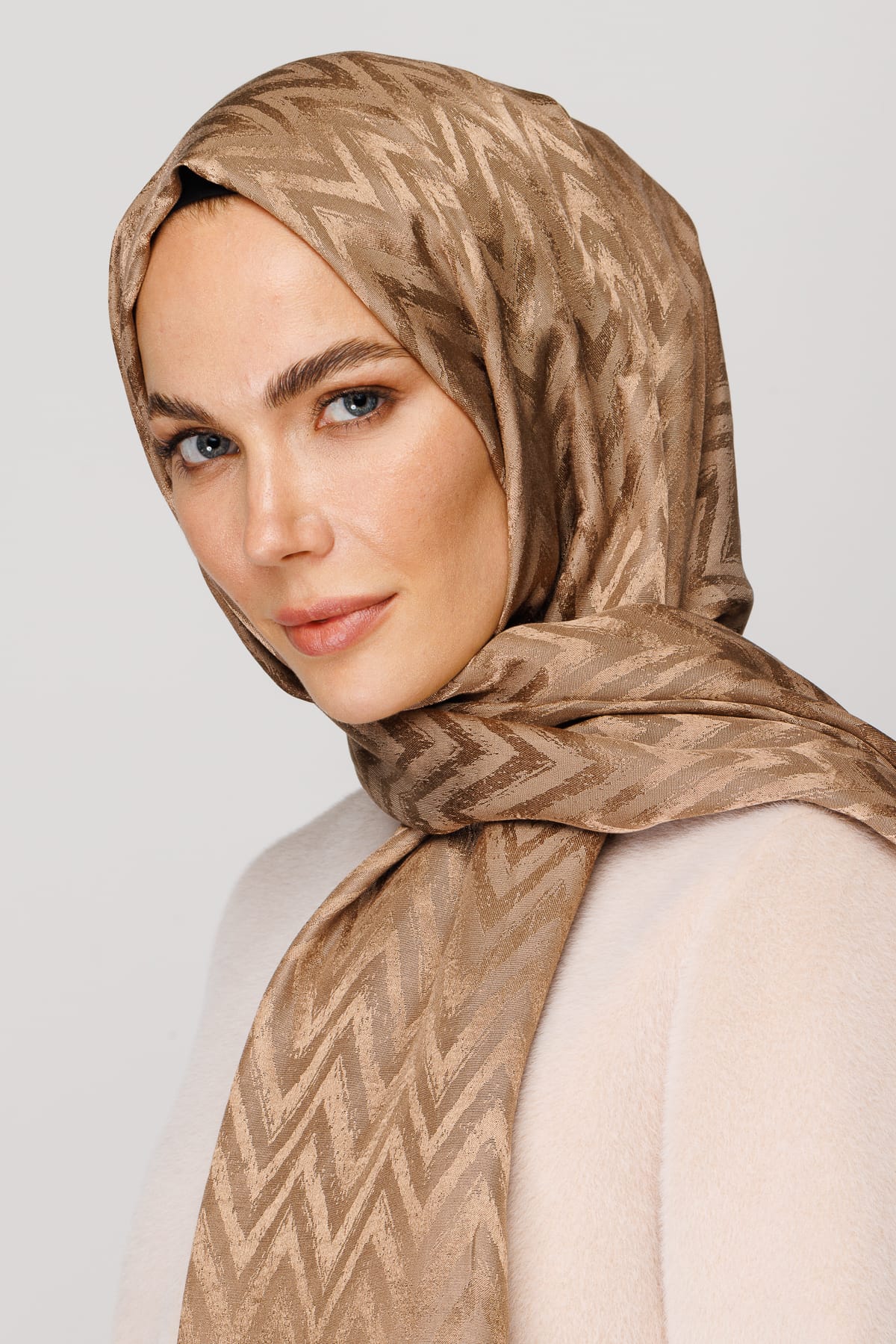Zigzag Pattern Shiny Jacquard Shawl - Brown