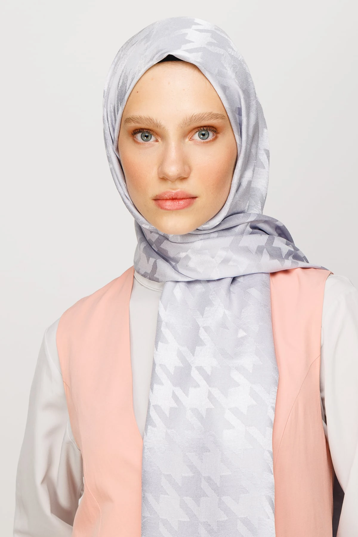 Wholesale Houndstooth Pattern Shiny Jacquard Shawl - Silver