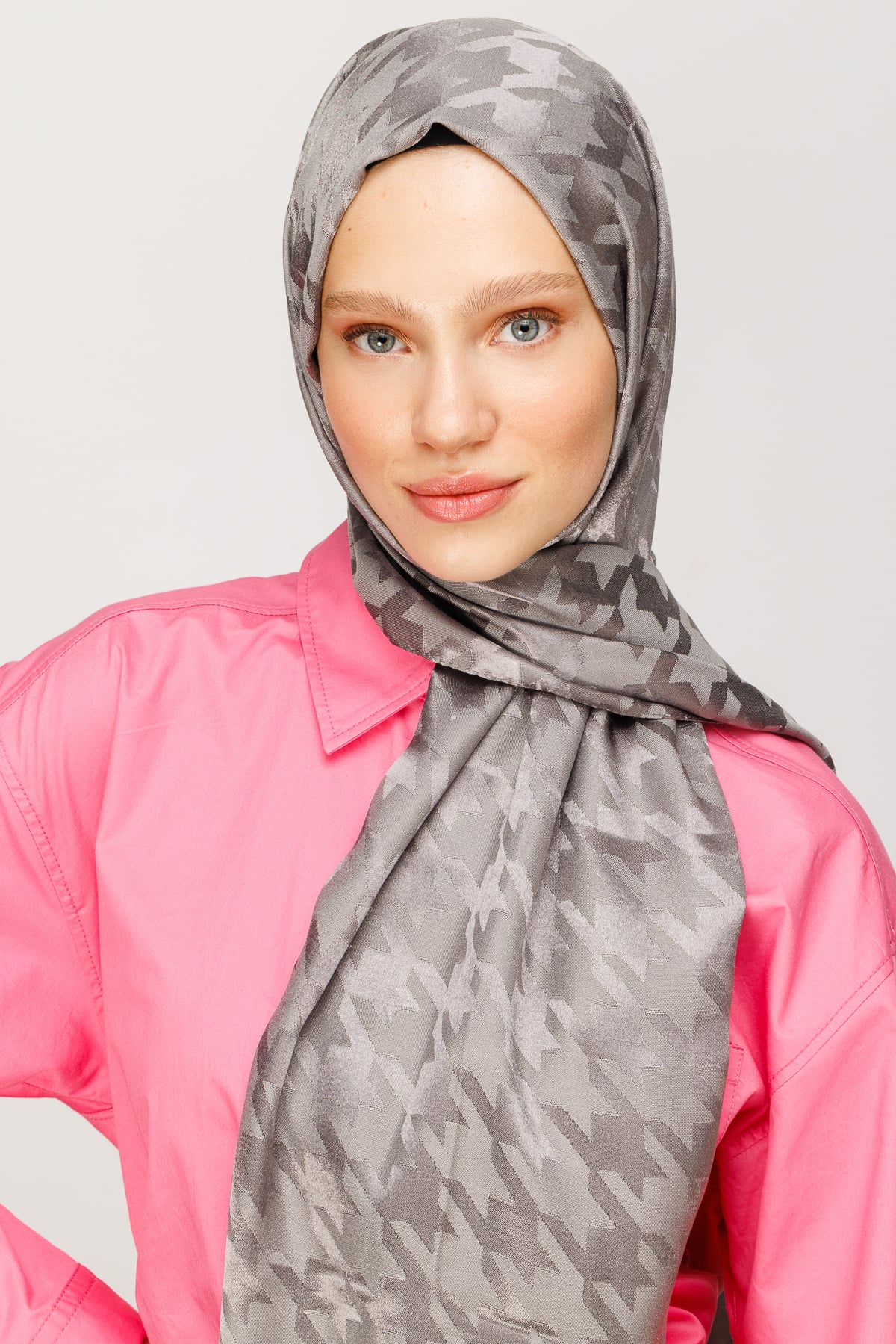 Toptan Kazayağı Desen Parlak Jakar Şal - Duman