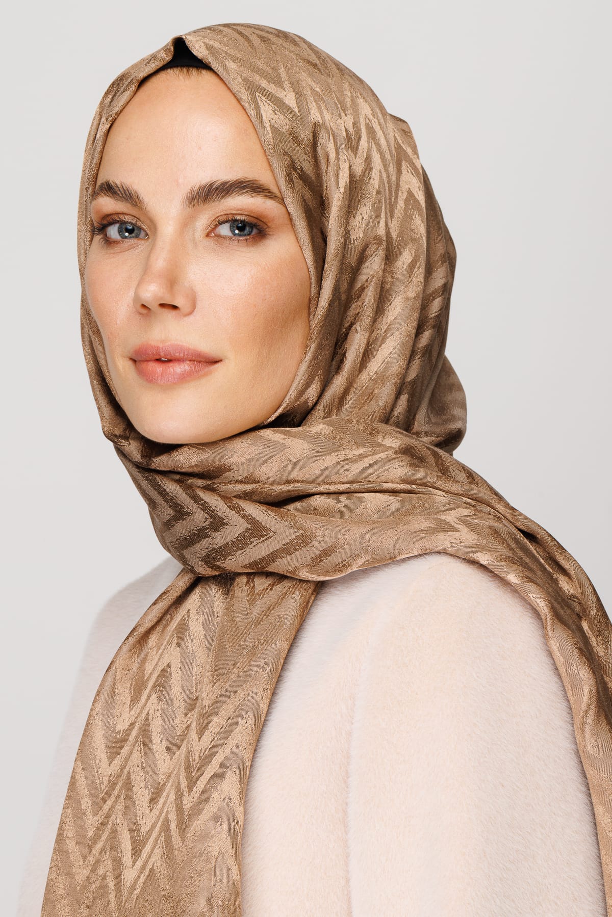 Zigzag Pattern Shiny Jacquard Shawl - Brown