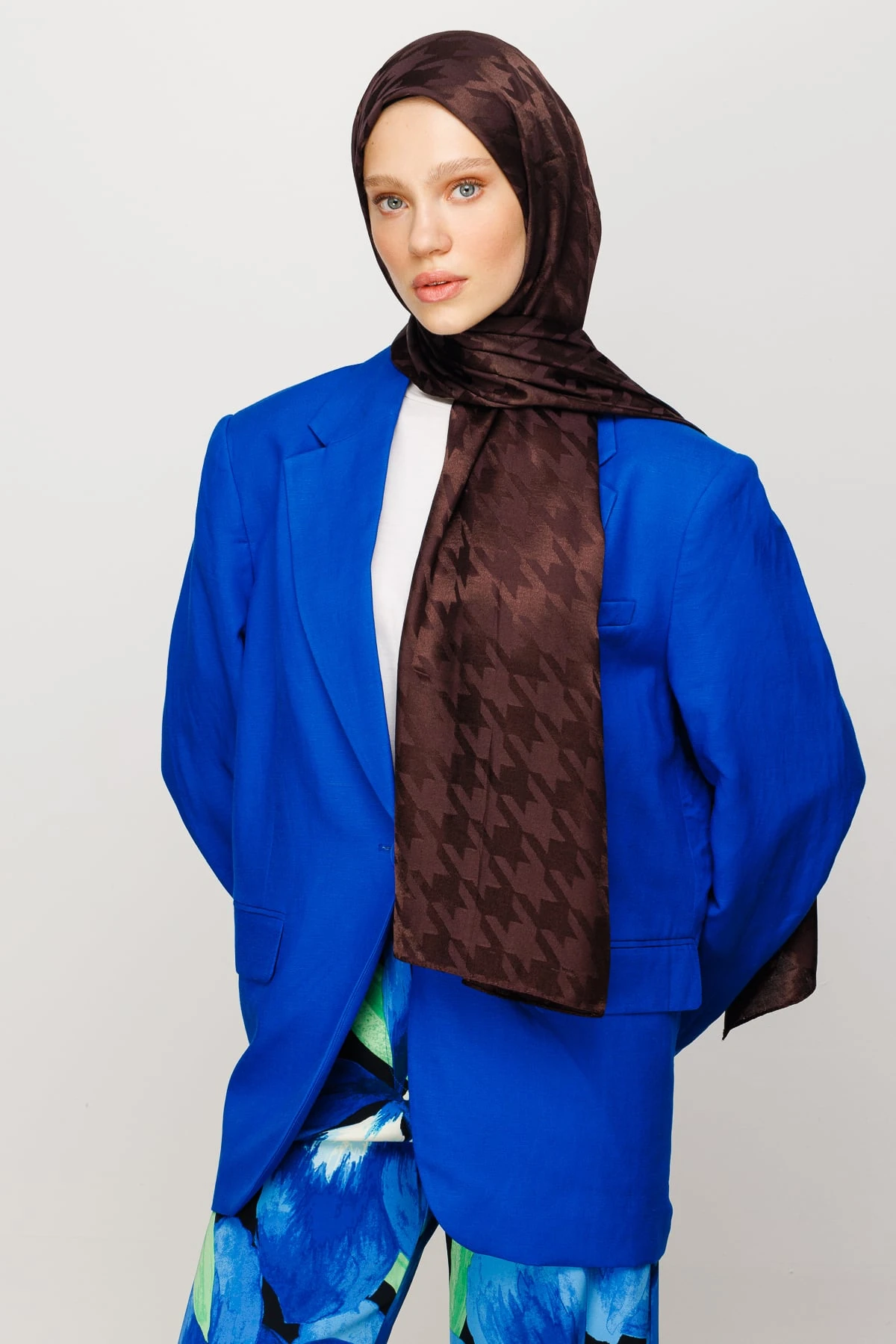 Wholesale Houndstooth Pattern Shiny Jacquard Shawl - Bitter Coffee