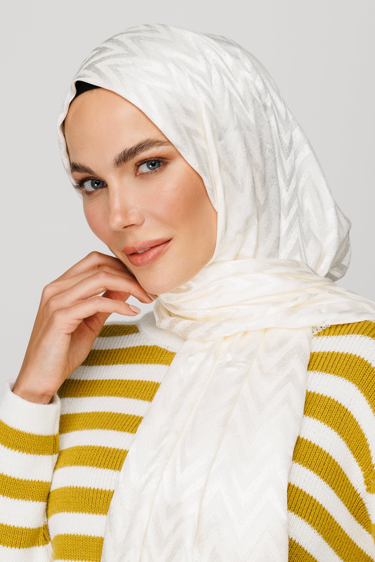 Zigzag Pattern Shiny Jacquard Shawl - Ecru