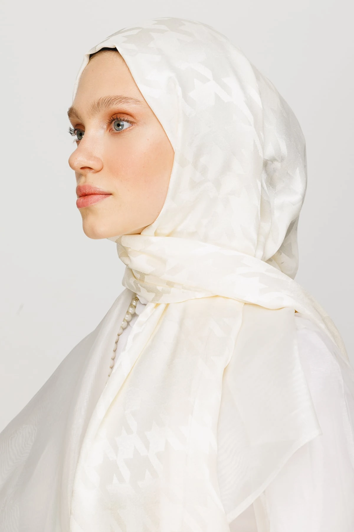 Wholesale Houndstooth Pattern Shiny Jacquard Shawl - Ecru