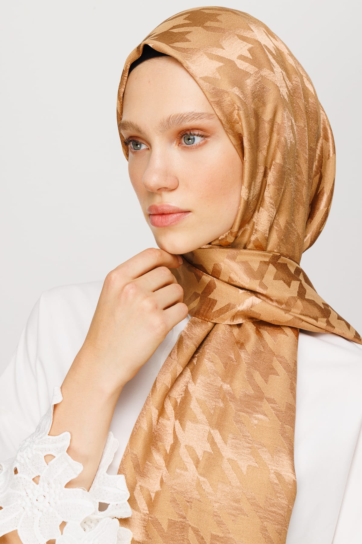 Wholesale Houndstooth Pattern Shiny Jacquard Shawl - Biscuit