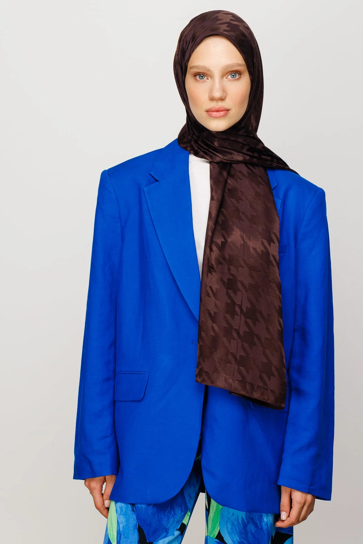 Wholesale Houndstooth Pattern Shiny Jacquard Shawl - Bitter Coffee