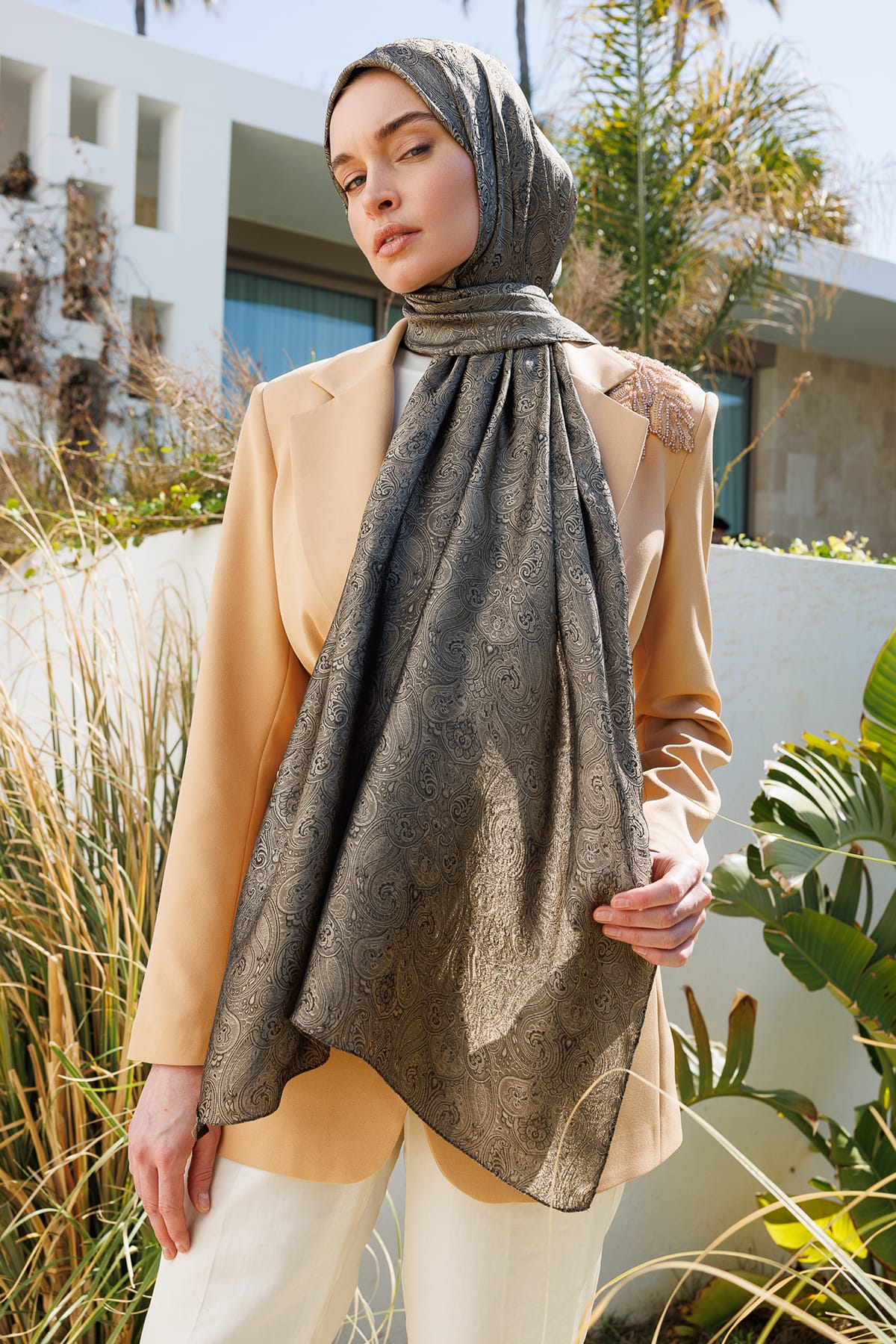 Moren Pattern Shine Line Shawl - Black-Beige