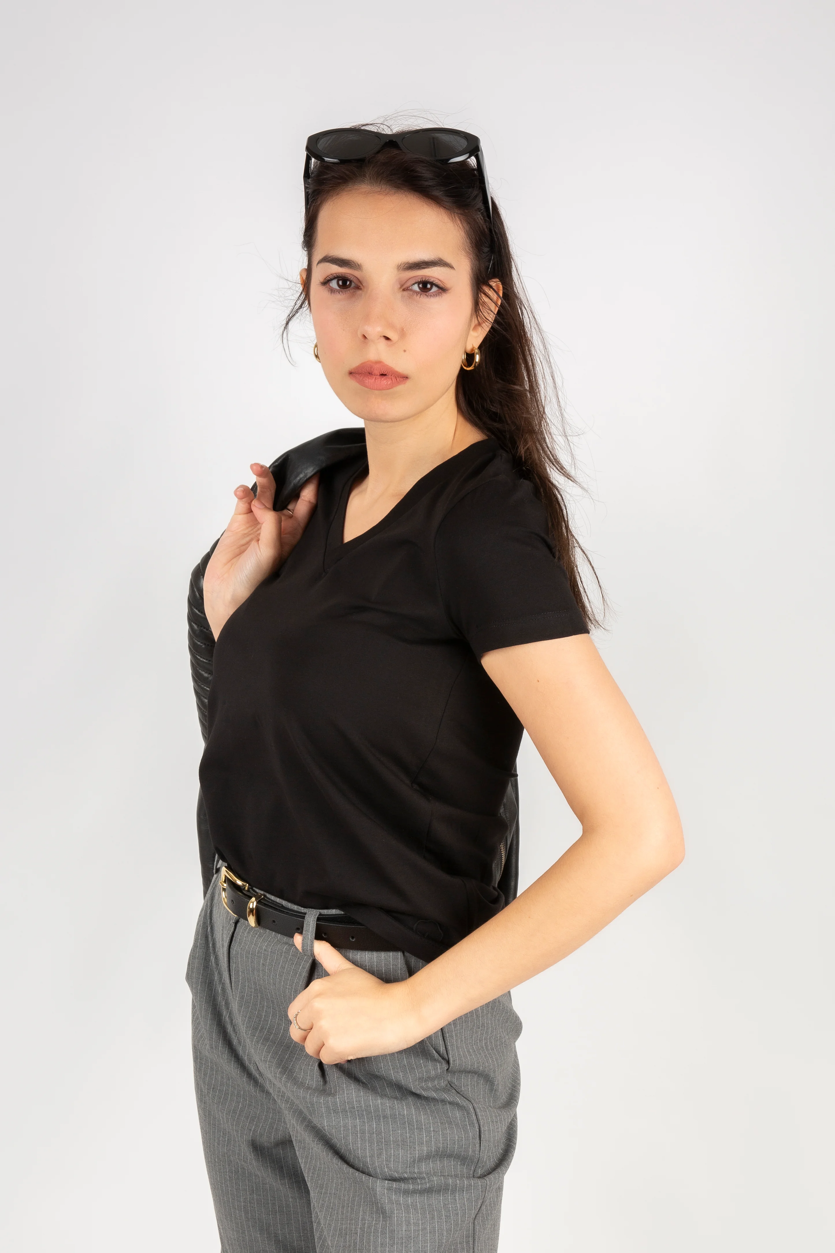 V Yaka Regular Fit Kadın Tshirt - Siyah