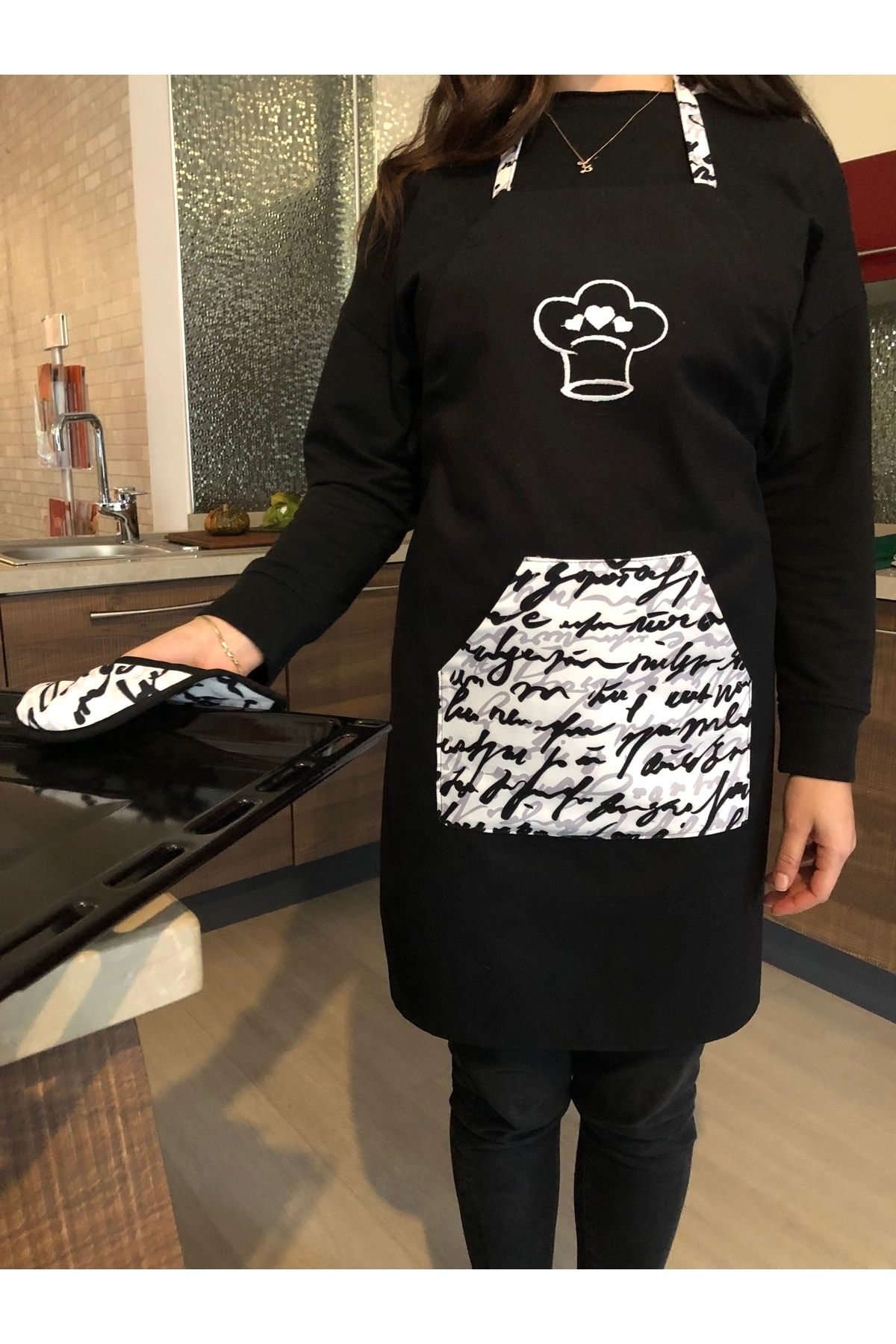 Yazı Desenli Nakışlı Mutfak Önlüğü