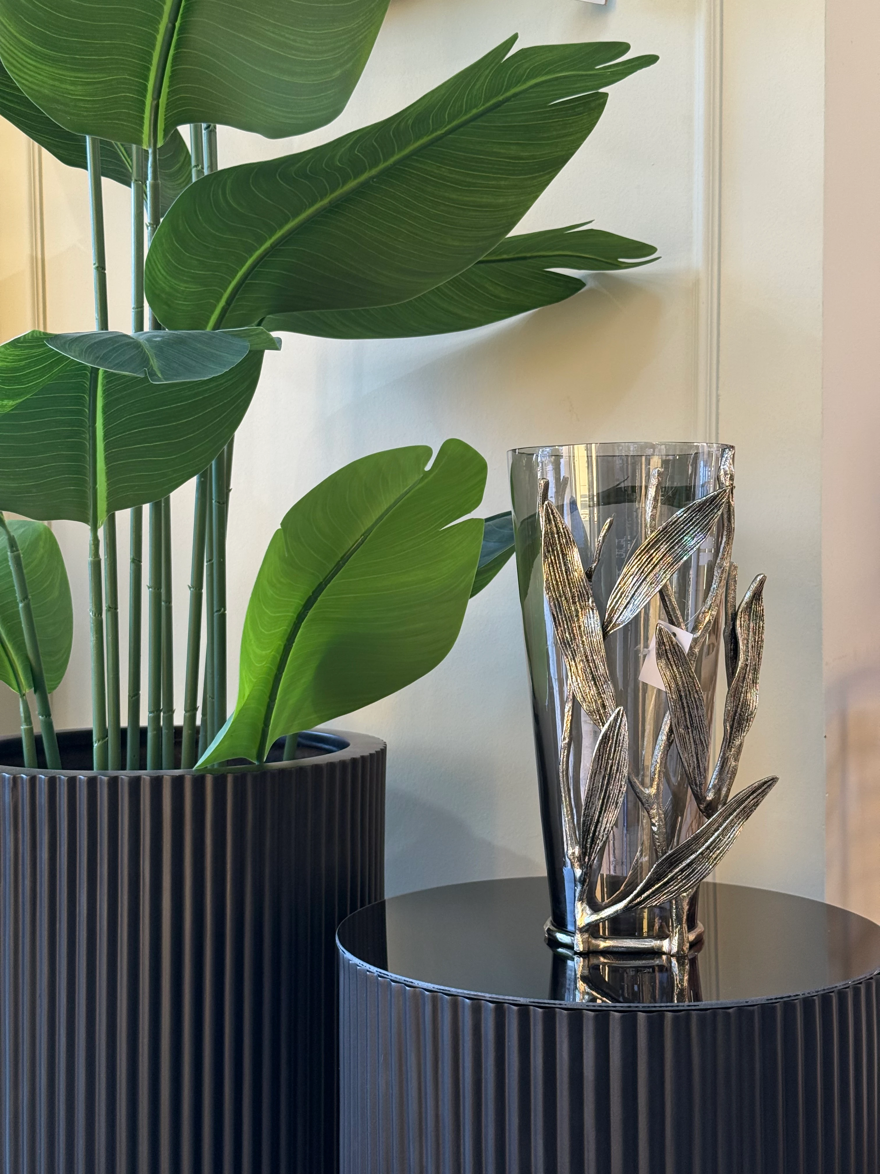 İTHAL YAPRAK DETAYLI VAZO