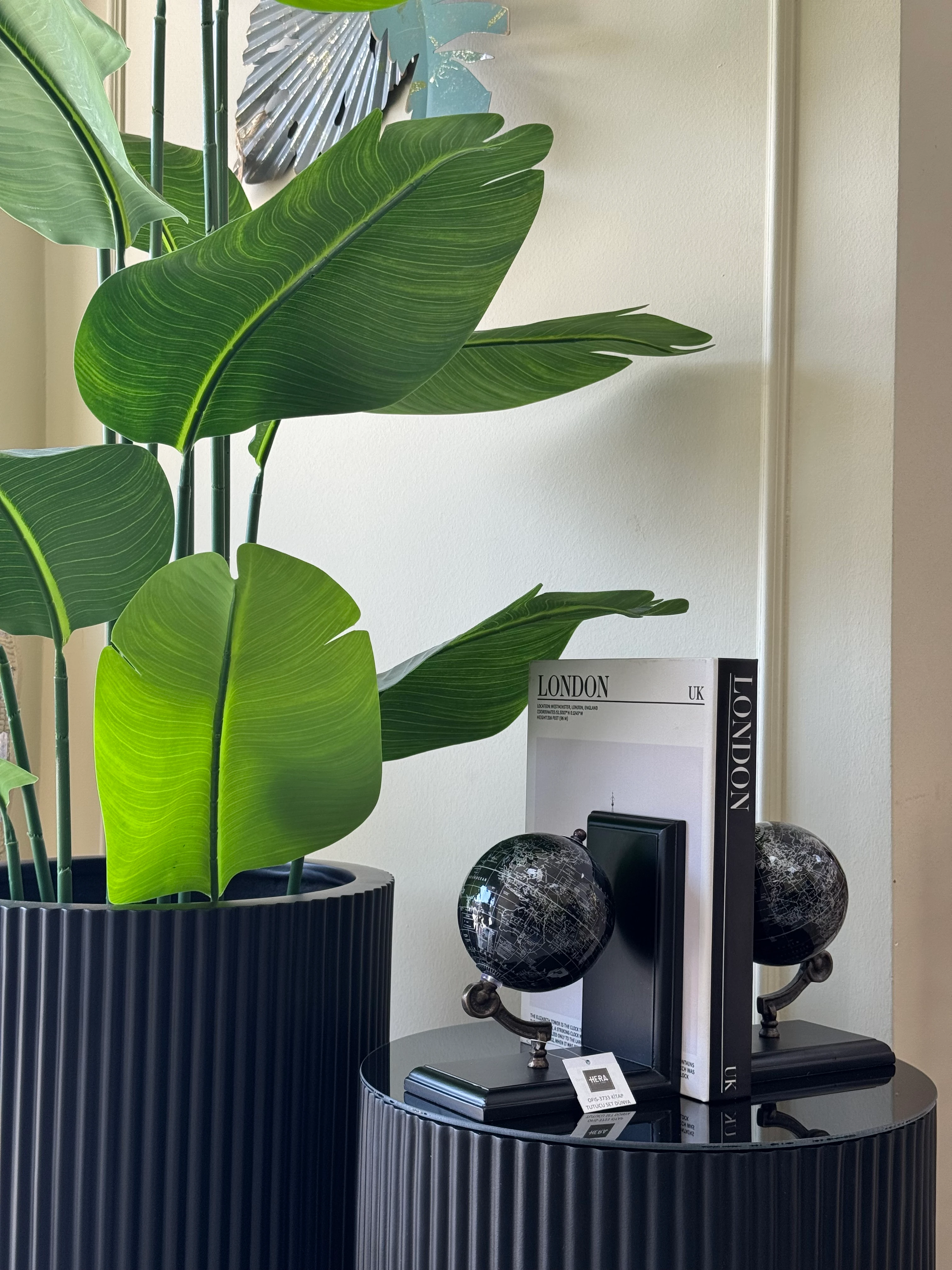 İTHAL DÜNYA KÜRELİ KİTAP TUTUCU