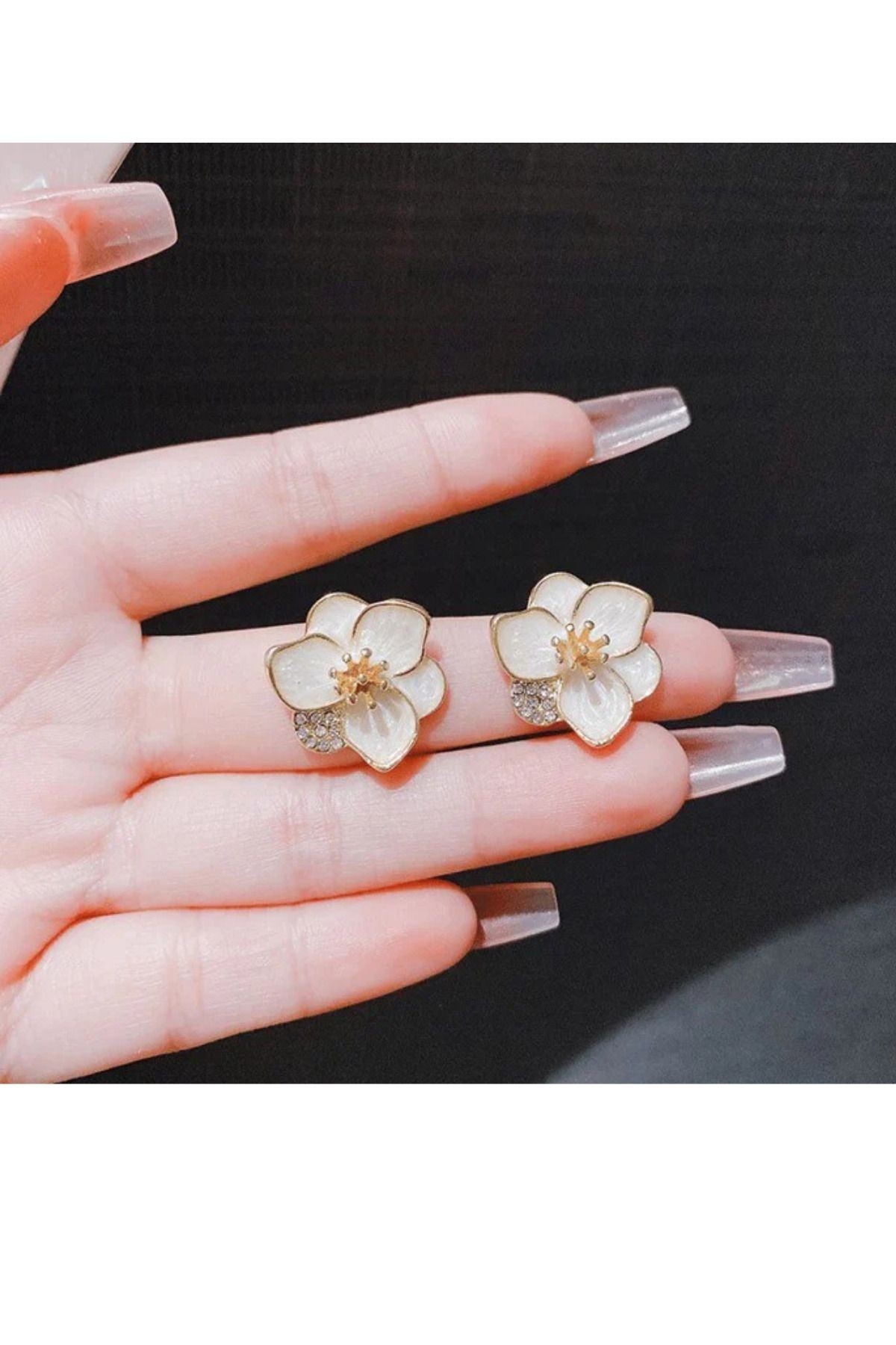 Minimalist Çiçekli Beyaz Çiçek Taşlı Küpe