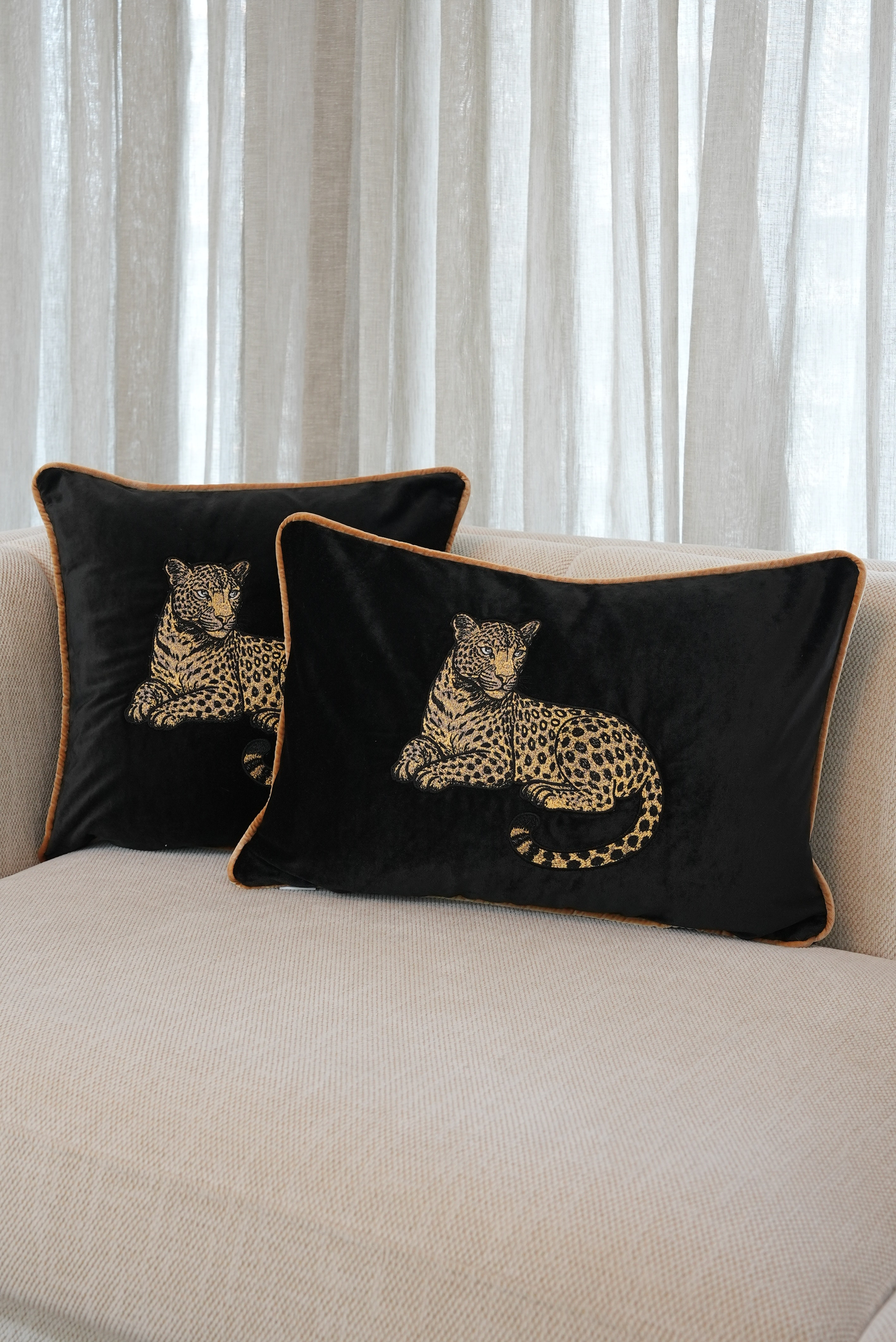 İpek Kadife Kırlent Leopar Nakışlı