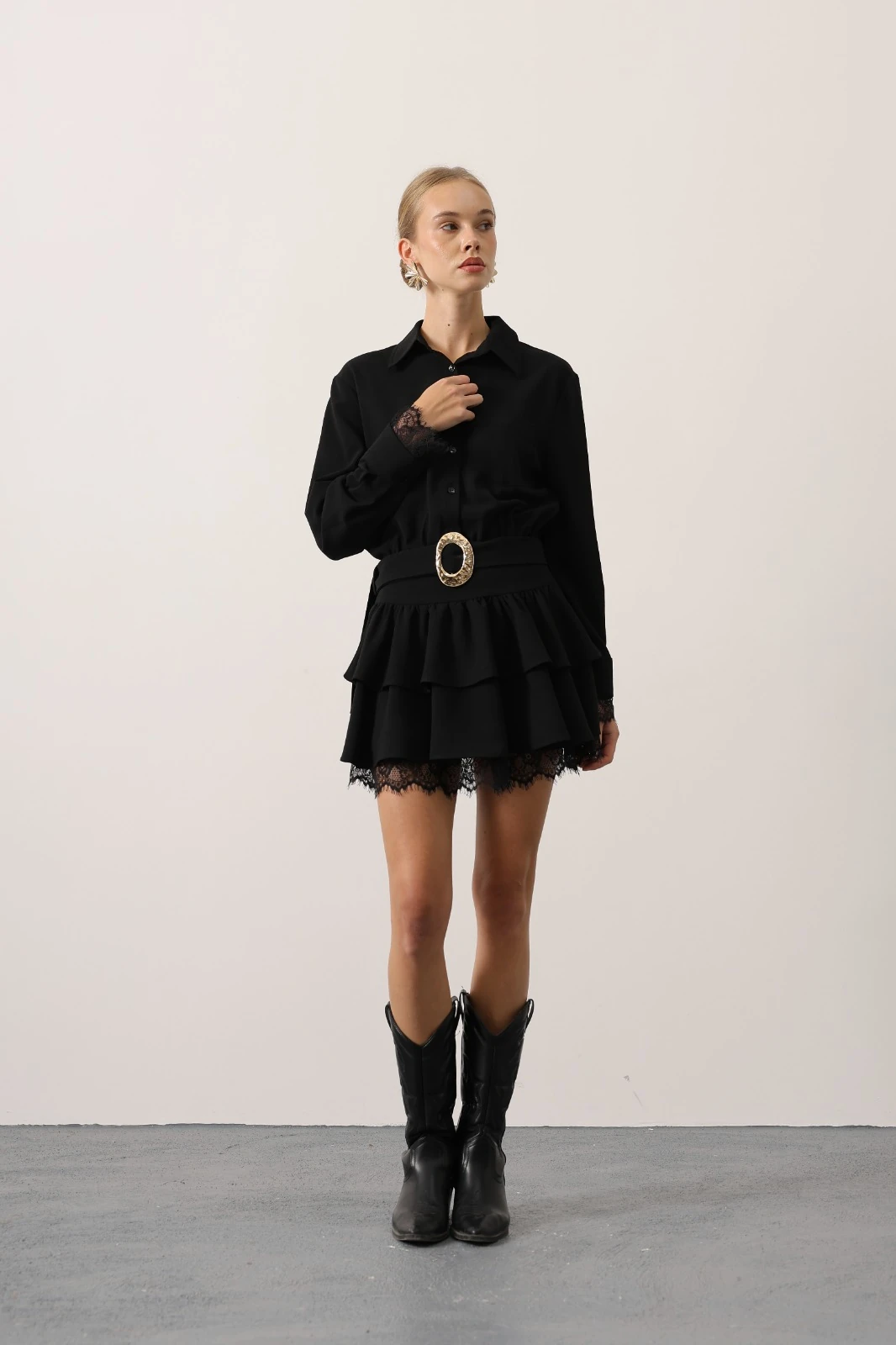 Siyah Dantel Detaylı Gold Toka Kemerli Elbise