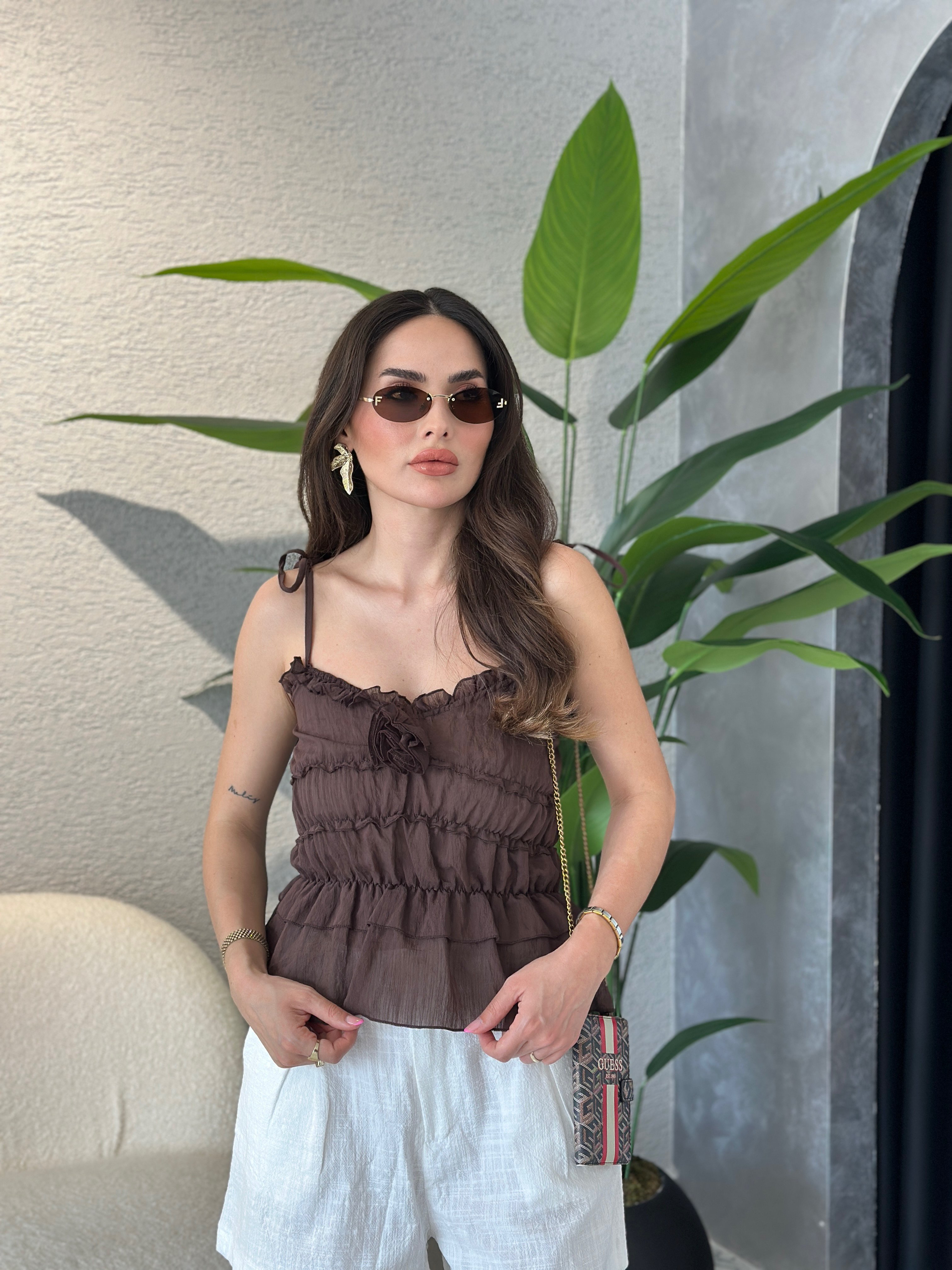 Gül Detay Omuzdan Bağlamalı Askılı Şifon Bluz - Kahve