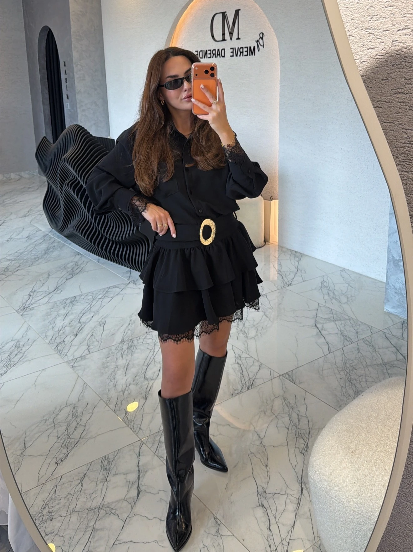 Siyah Dantel Detaylı Gold Toka Kemerli Elbise