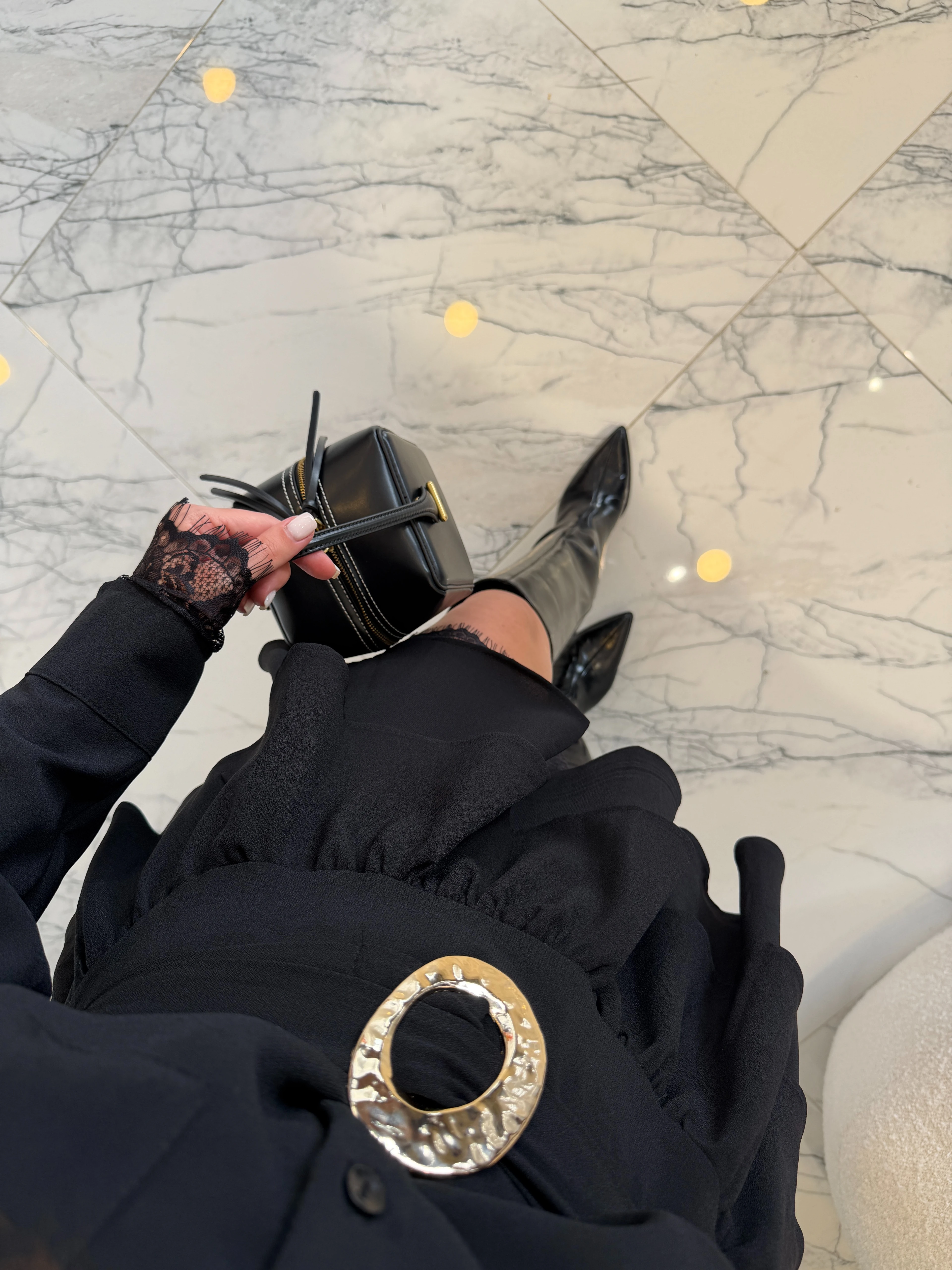 Siyah Dantel Detaylı Gold Toka Kemerli Elbise