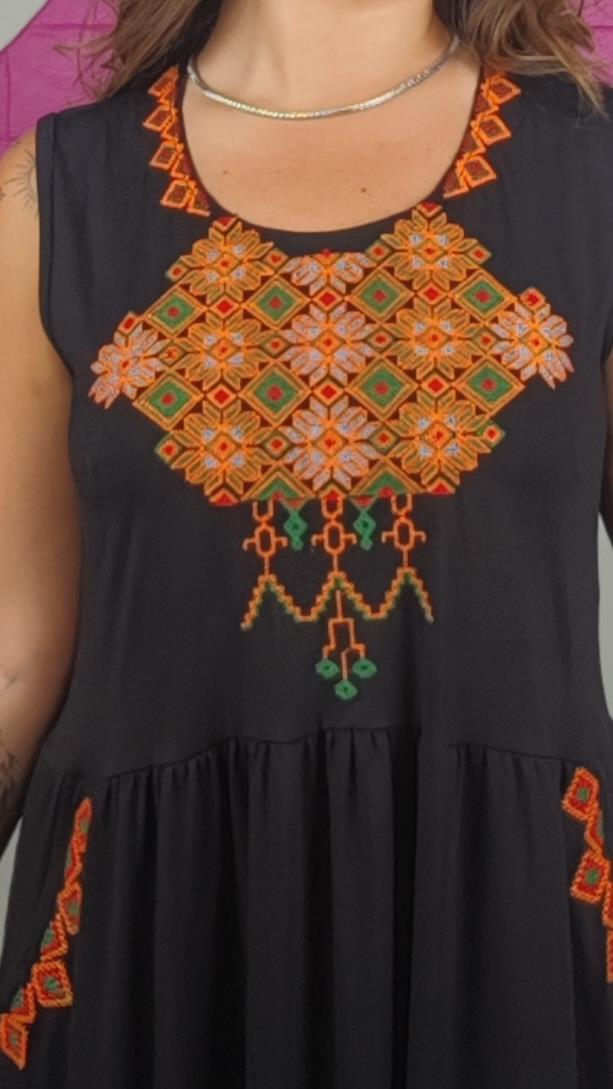 BÜYÜK BEDEN KANAVİÇE KOLSUZ NAKIŞLI ELBİSE