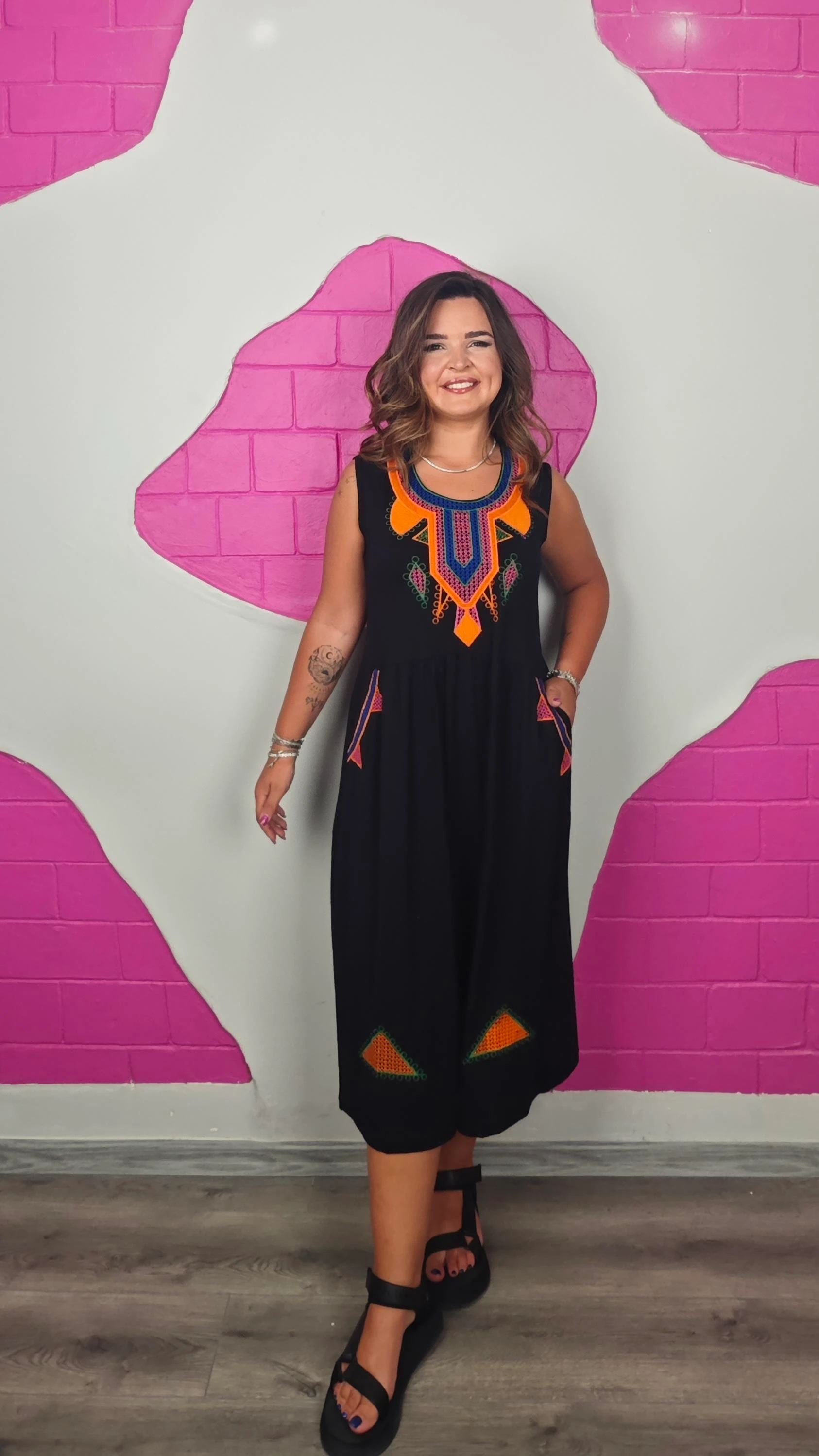 BÜYÜK BEDEN TURUNCU NAKIŞLI KOLSUZ ELBİSE