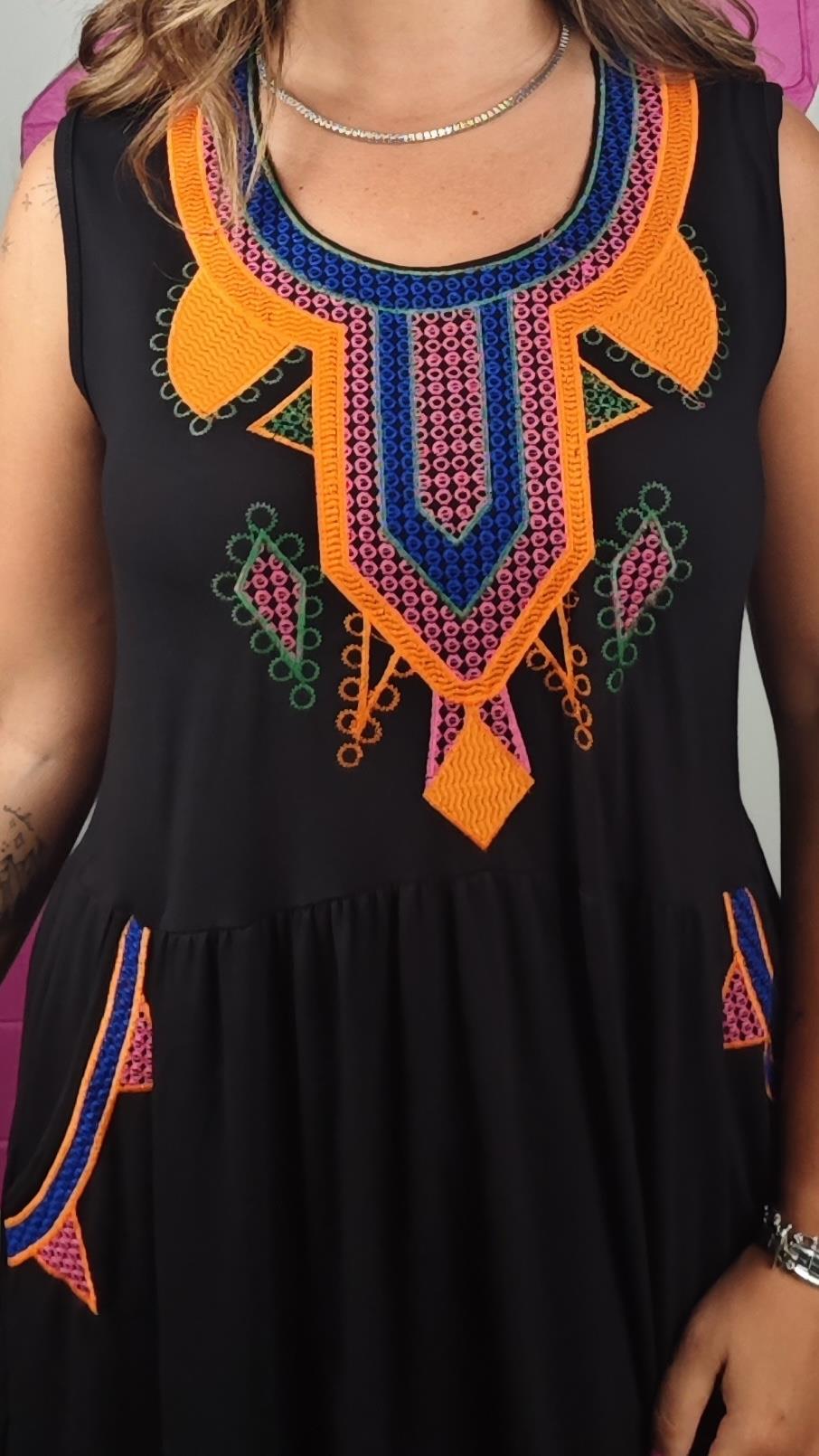 BÜYÜK BEDEN TURUNCU NAKIŞLI KOLSUZ ELBİSE