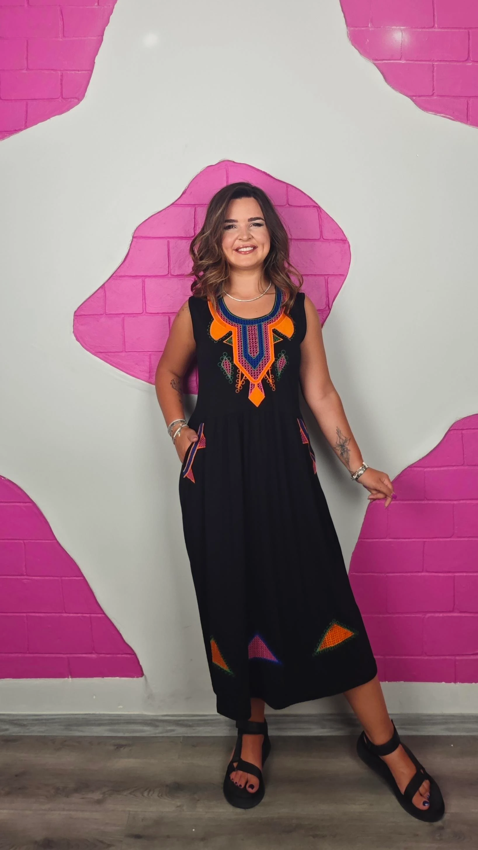 BÜYÜK BEDEN TURUNCU NAKIŞLI KOLSUZ ELBİSE