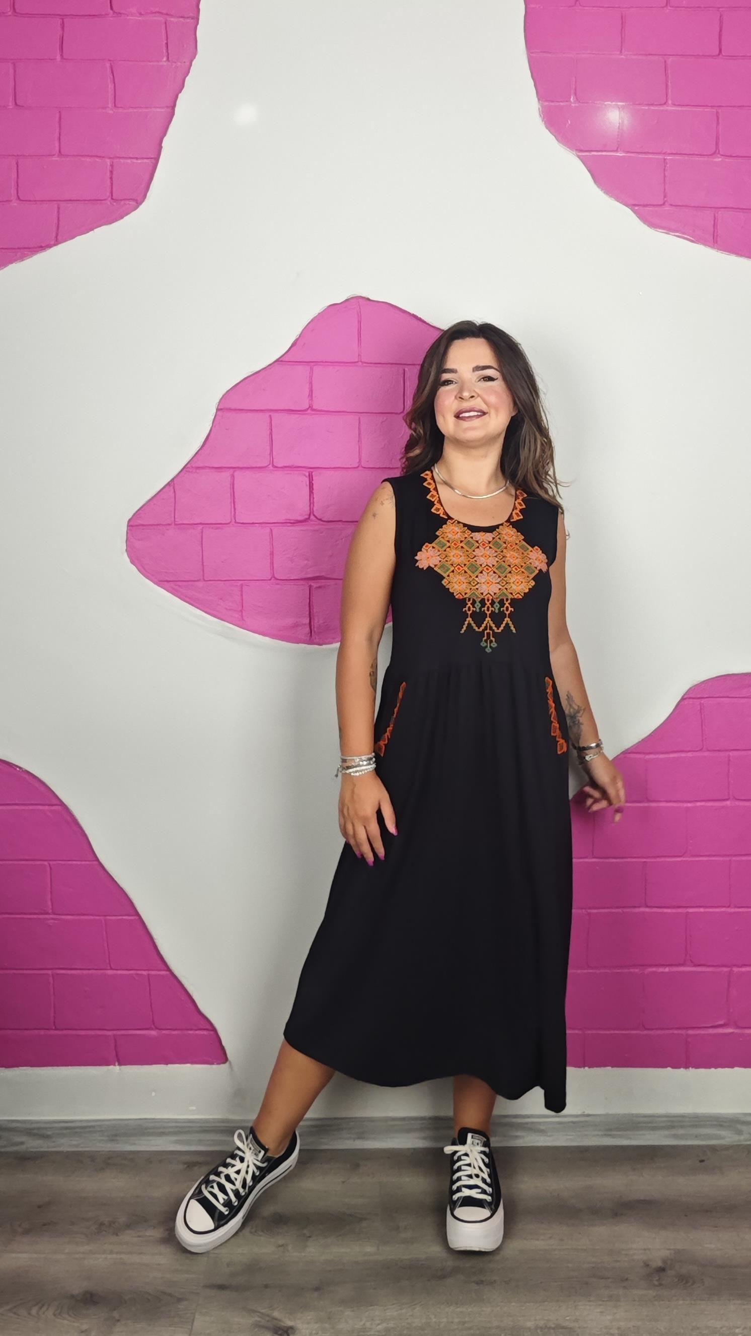 BÜYÜK BEDEN KANAVİÇE KOLSUZ NAKIŞLI ELBİSE