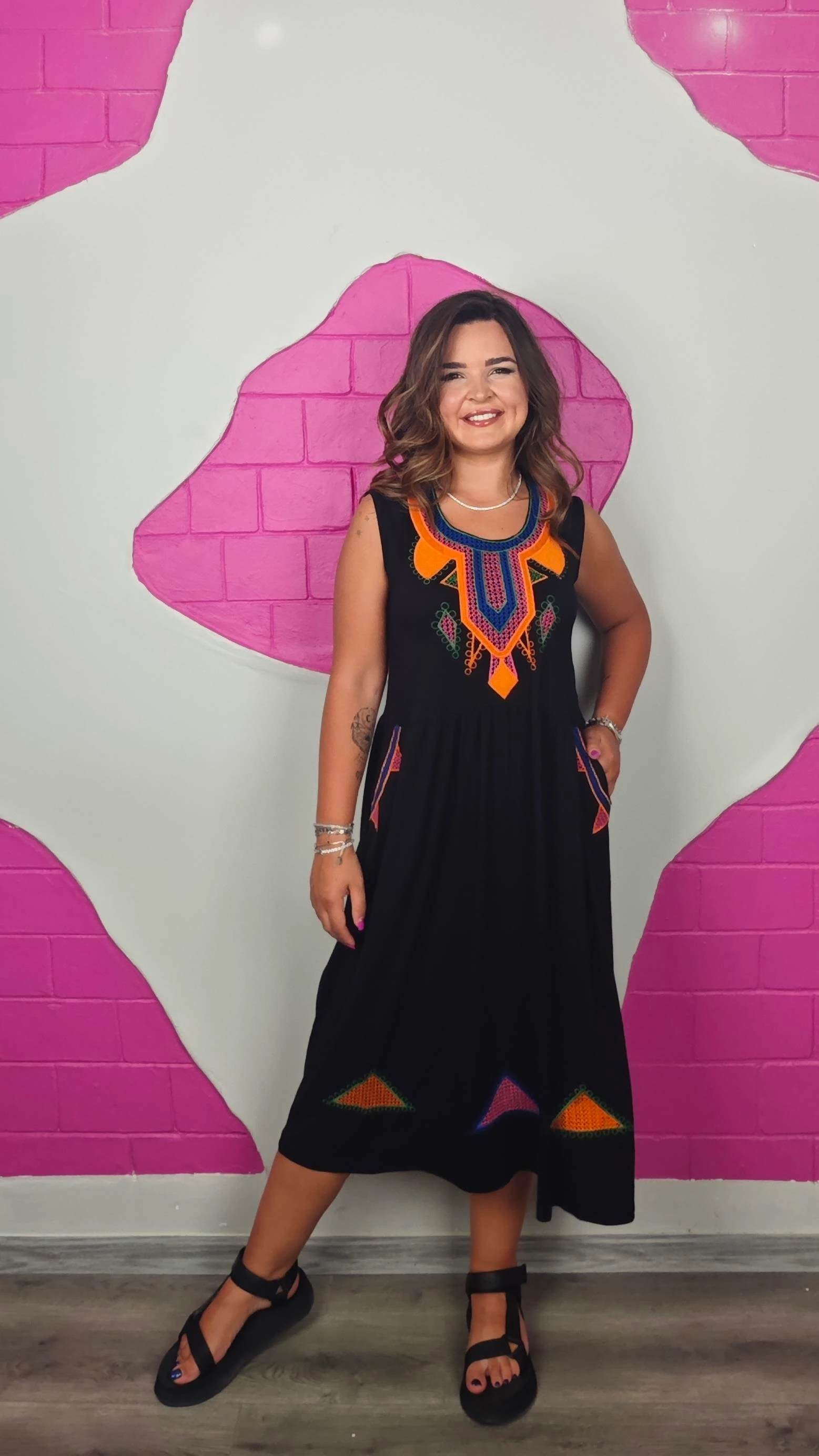 BÜYÜK BEDEN TURUNCU NAKIŞLI KOLSUZ ELBİSE