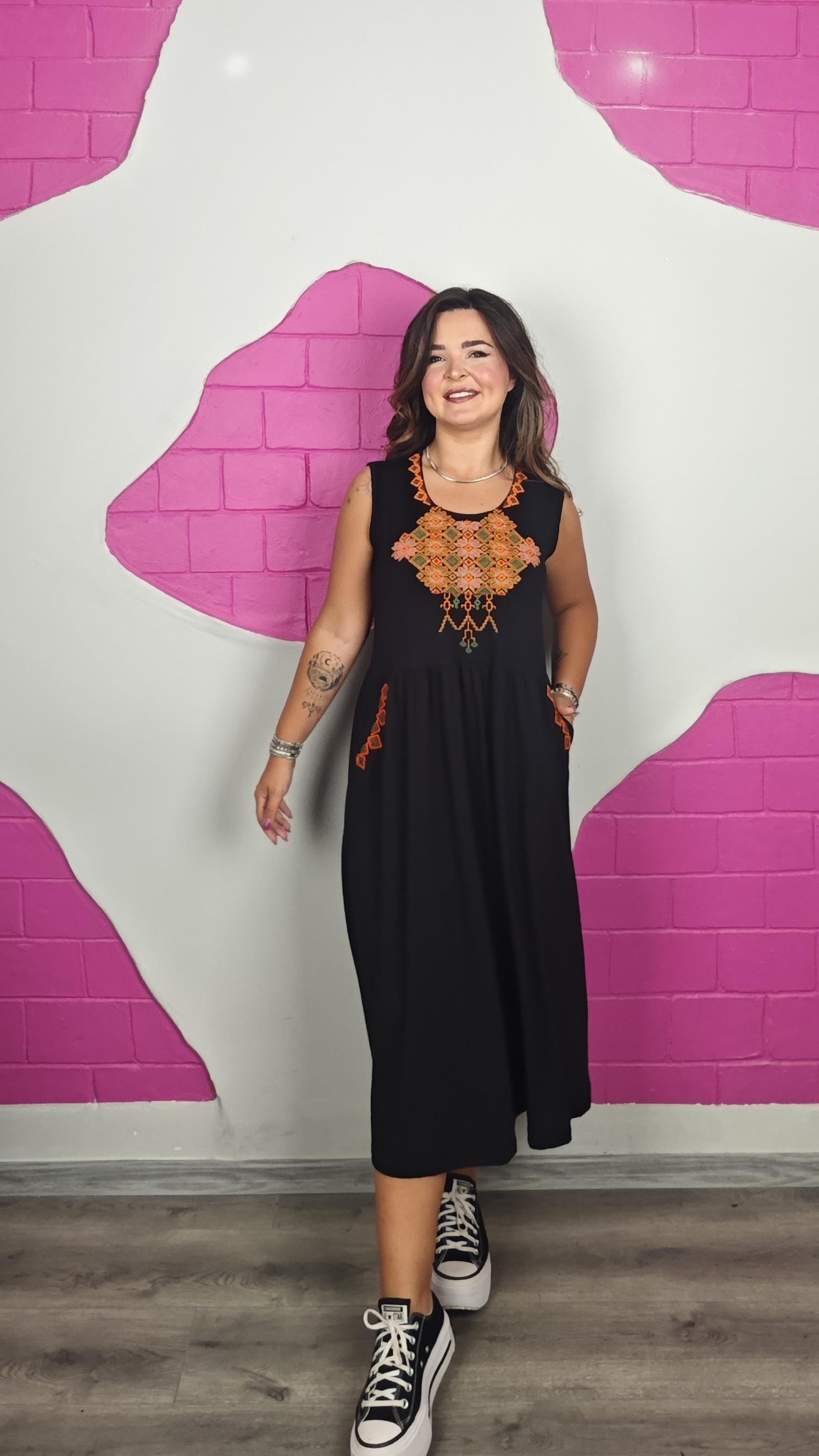 BÜYÜK BEDEN KANAVİÇE KOLSUZ NAKIŞLI ELBİSE