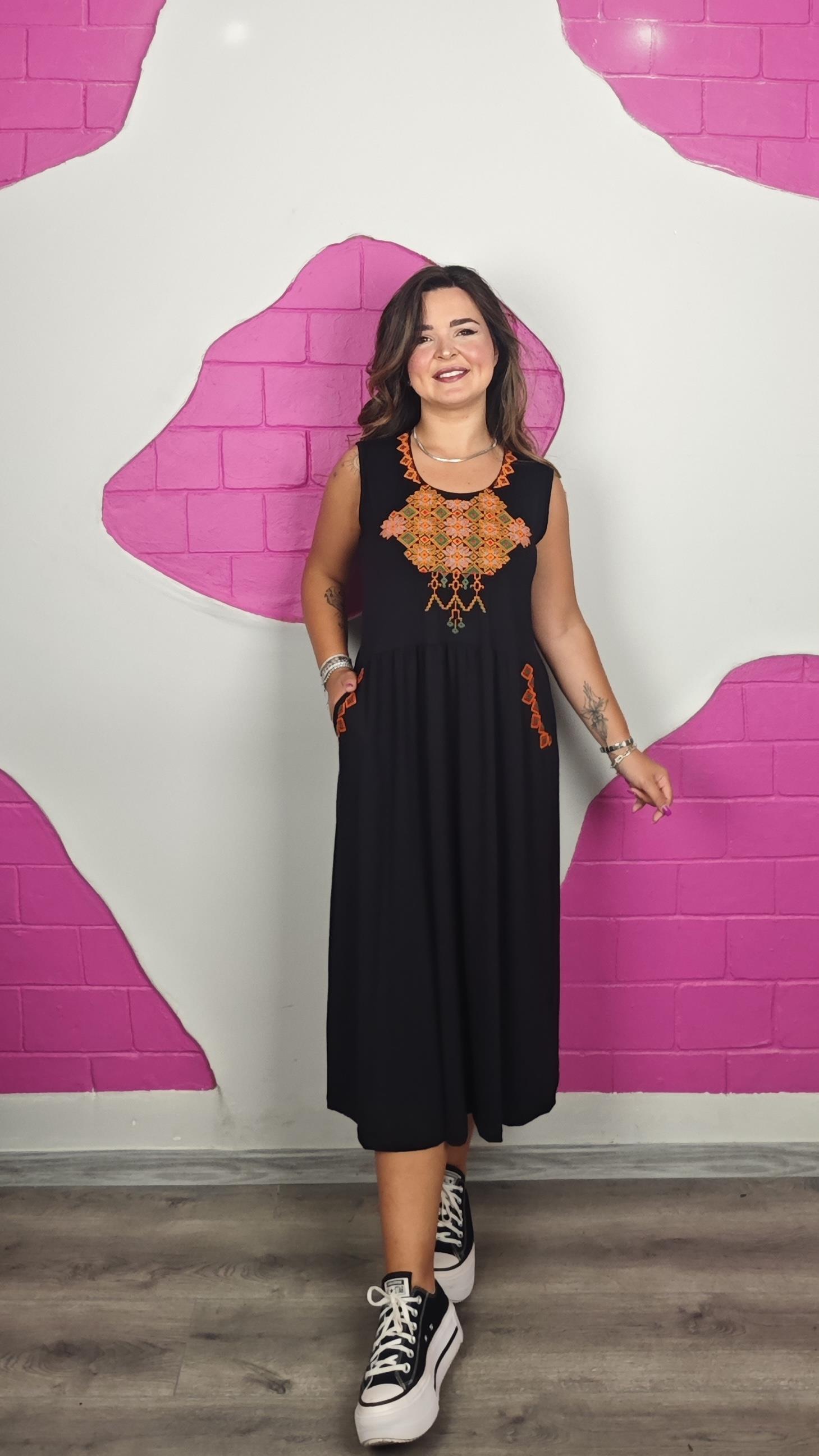 BÜYÜK BEDEN KANAVİÇE KOLSUZ NAKIŞLI ELBİSE