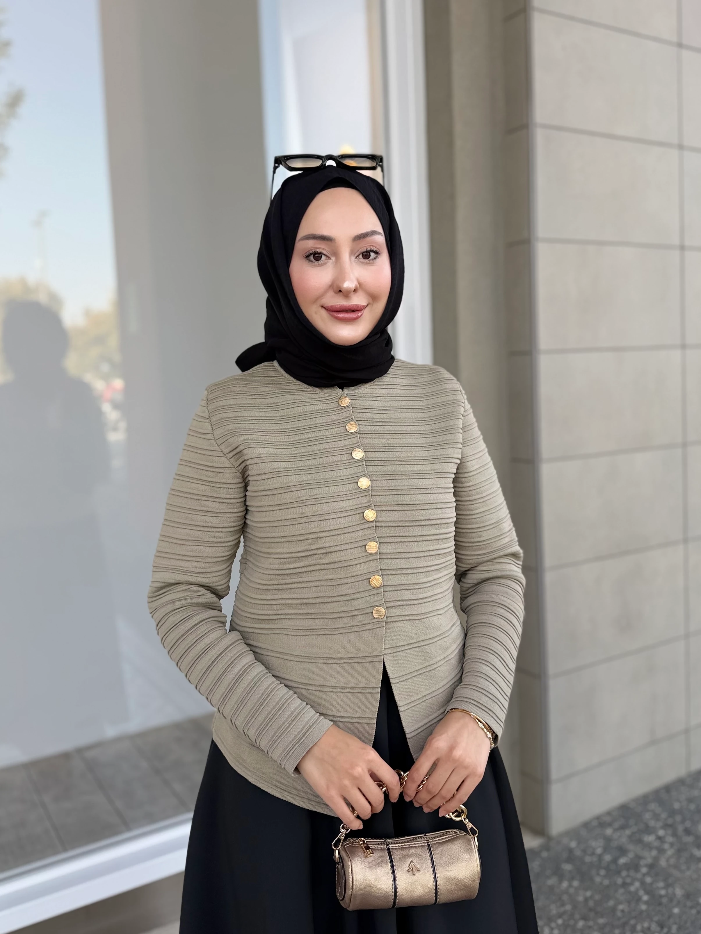 DÜĞMELİ HIRKA KOYU BEJ