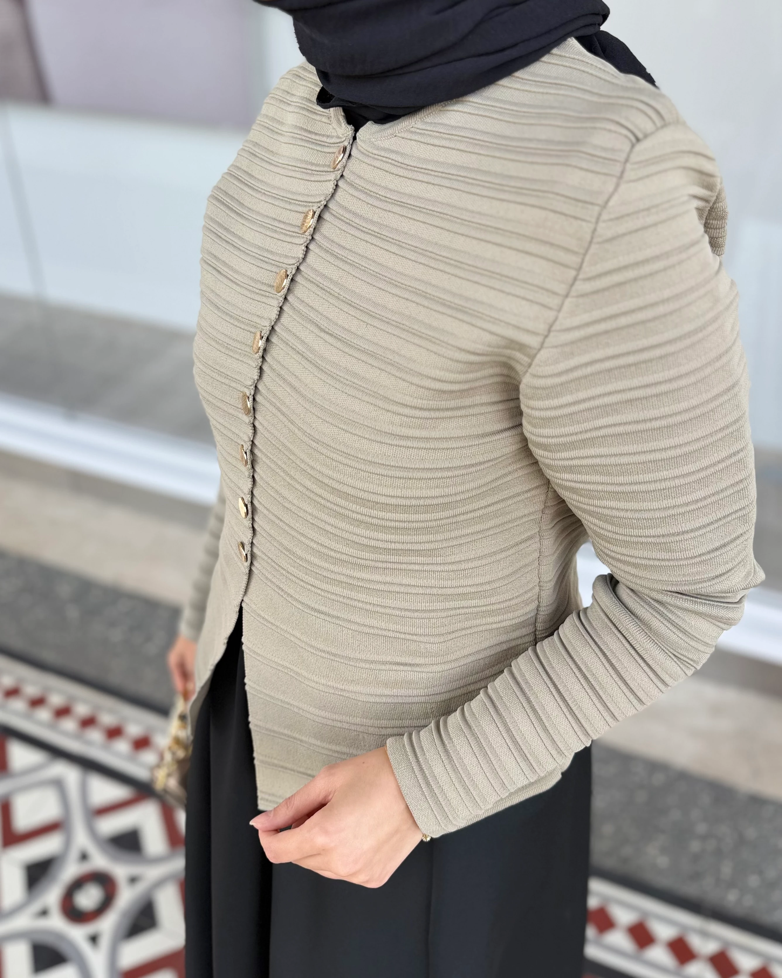 DÜĞMELİ HIRKA KOYU BEJ