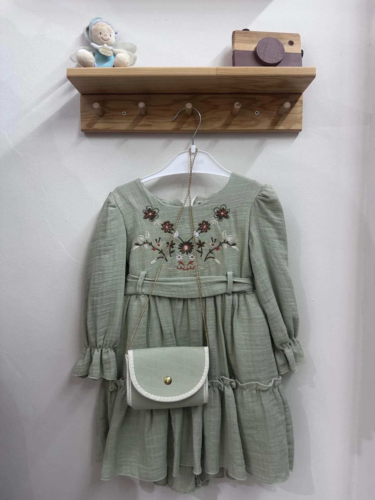 Yeşil elbise çantalı