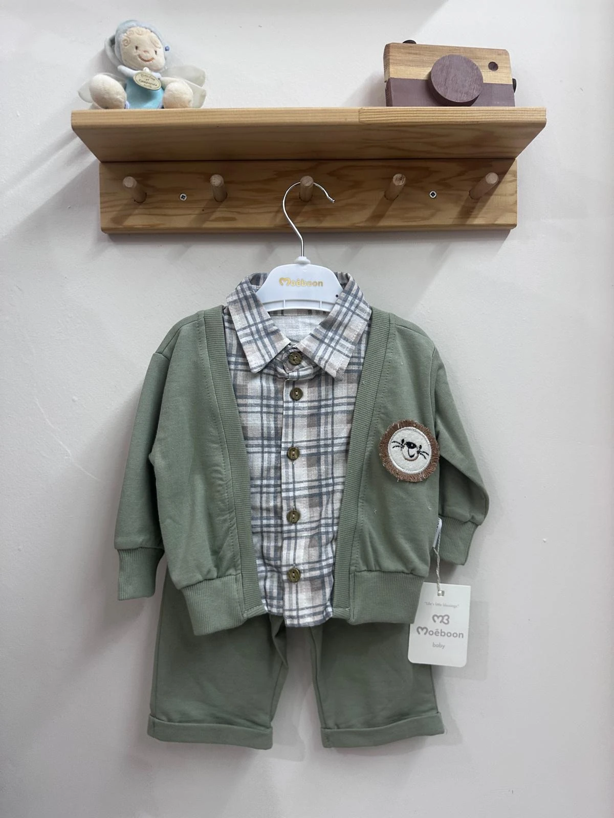 Erkek gömlekli takım