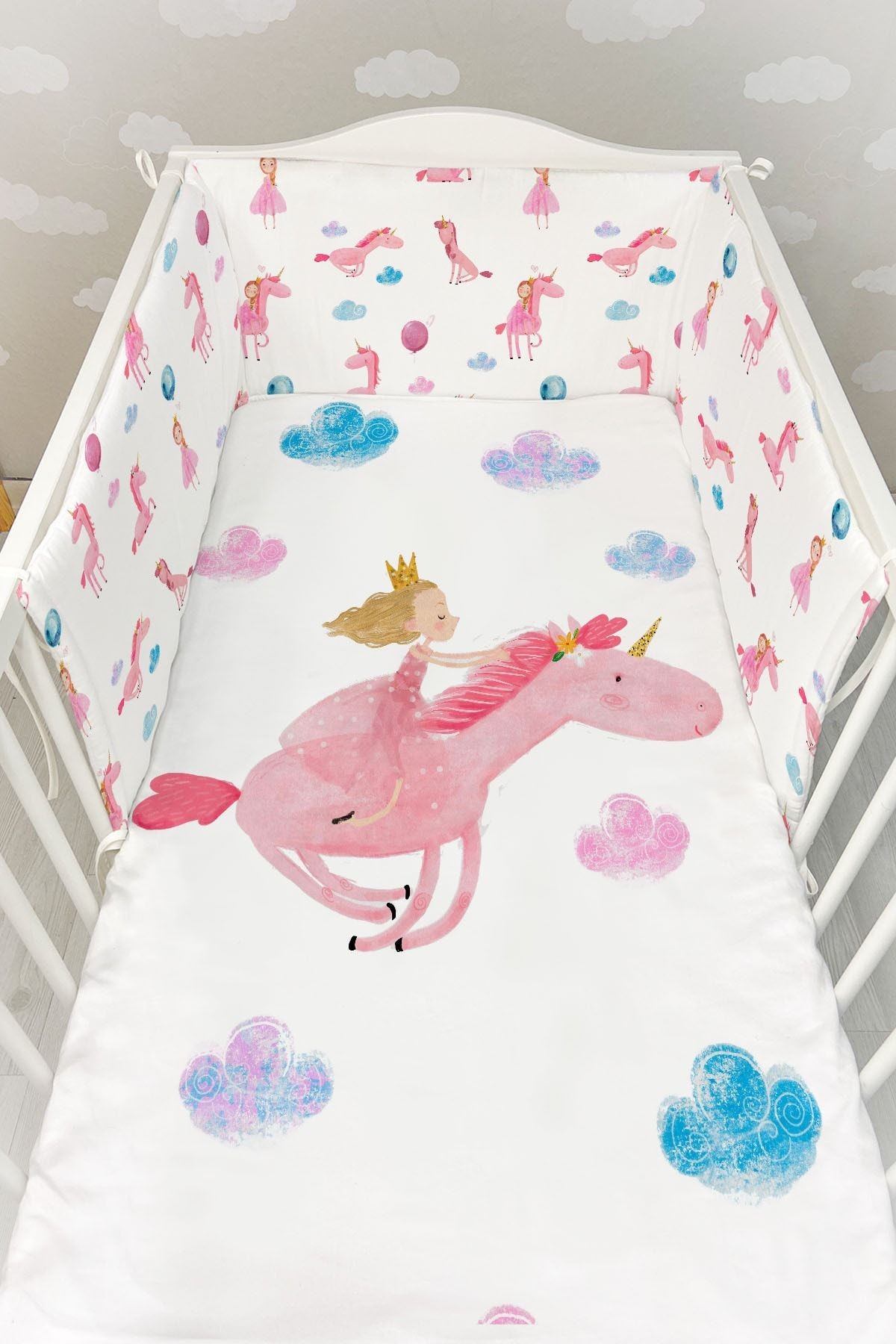 Bebek Başucu Koruyucu ve Baskılı Çarşaflı Uyku Seti - For Baby Serisi - Prensesle Uçan Unicorn