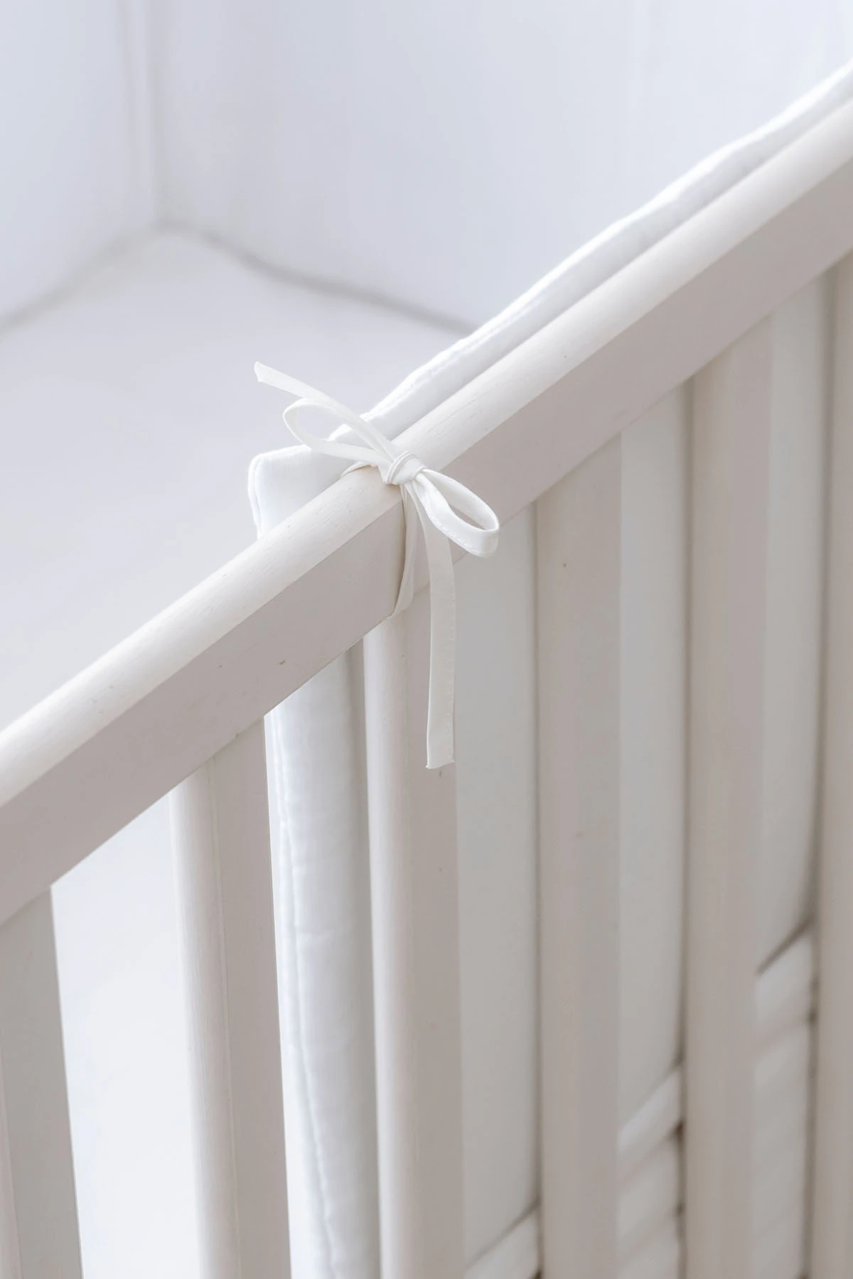 Bebek Başucu Koruyucu ve Baskılı Çarşaflı Uyku Seti - For Baby Serisi - Pembe Balonda Ayı