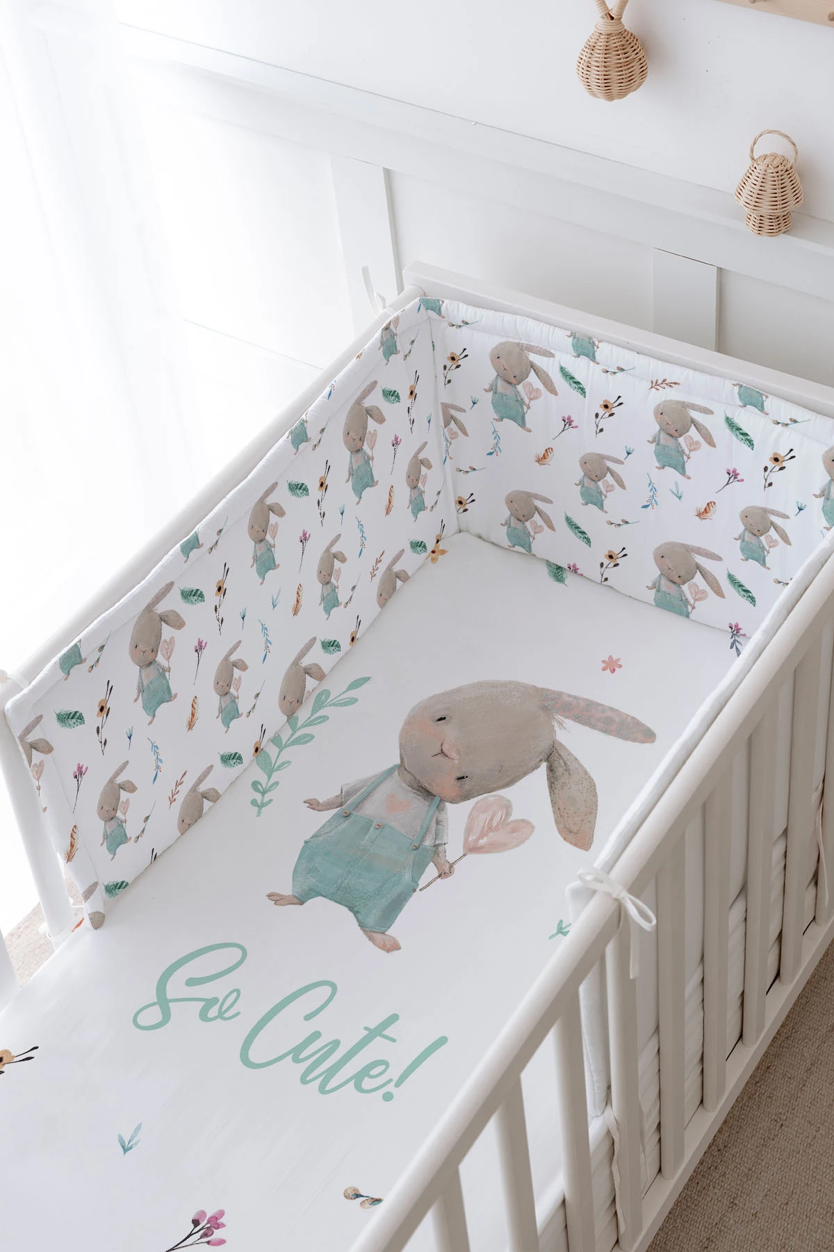 Bebek Başucu Koruyucu ve Baskılı Çarşaflı Uyku Seti - For Baby Serisi - Salopetli Tavşan