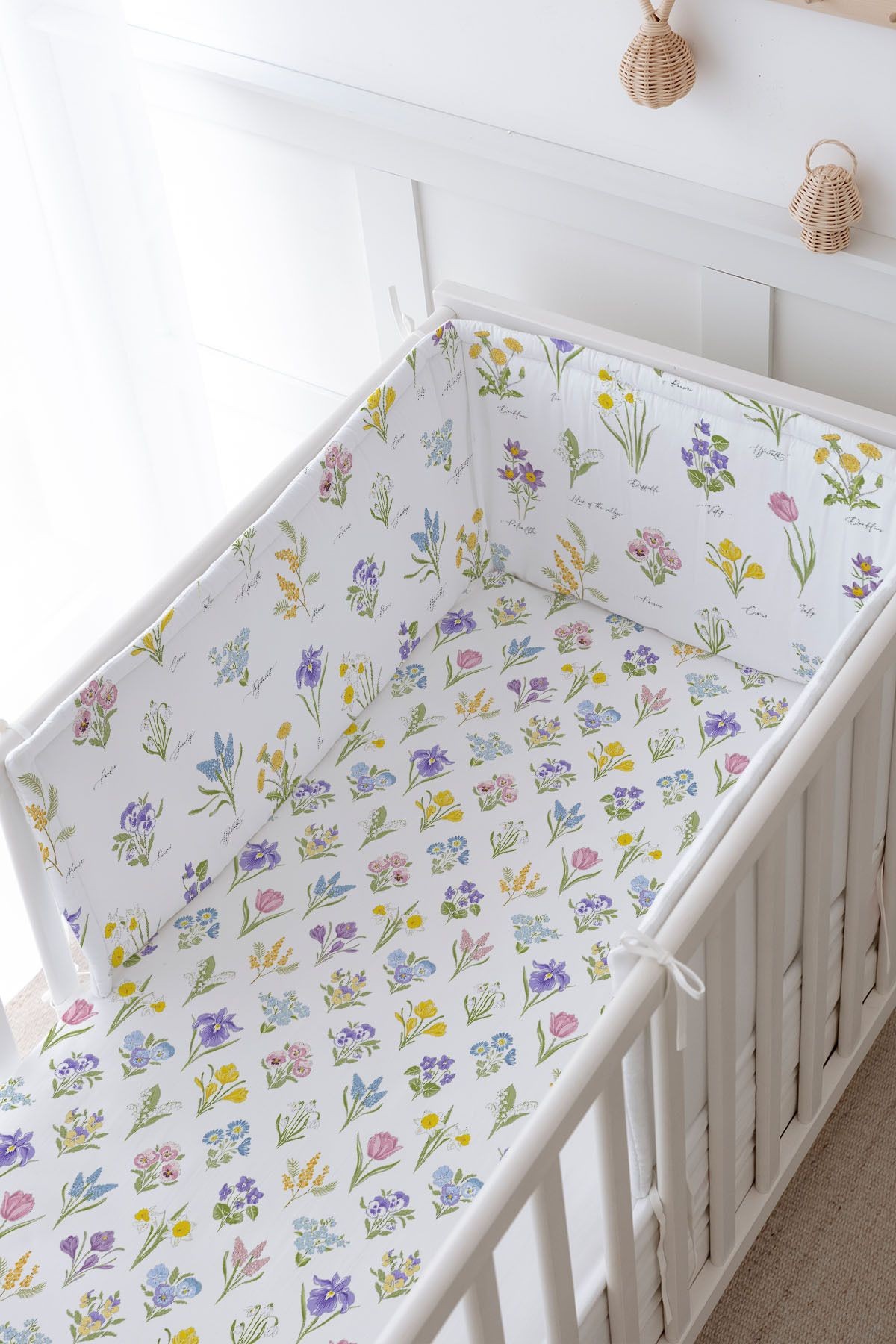 Bebek Başucu Koruyucu ve Baskılı Çarşaflı Uyku Seti - Iconic Serisi - Bloomy Spring