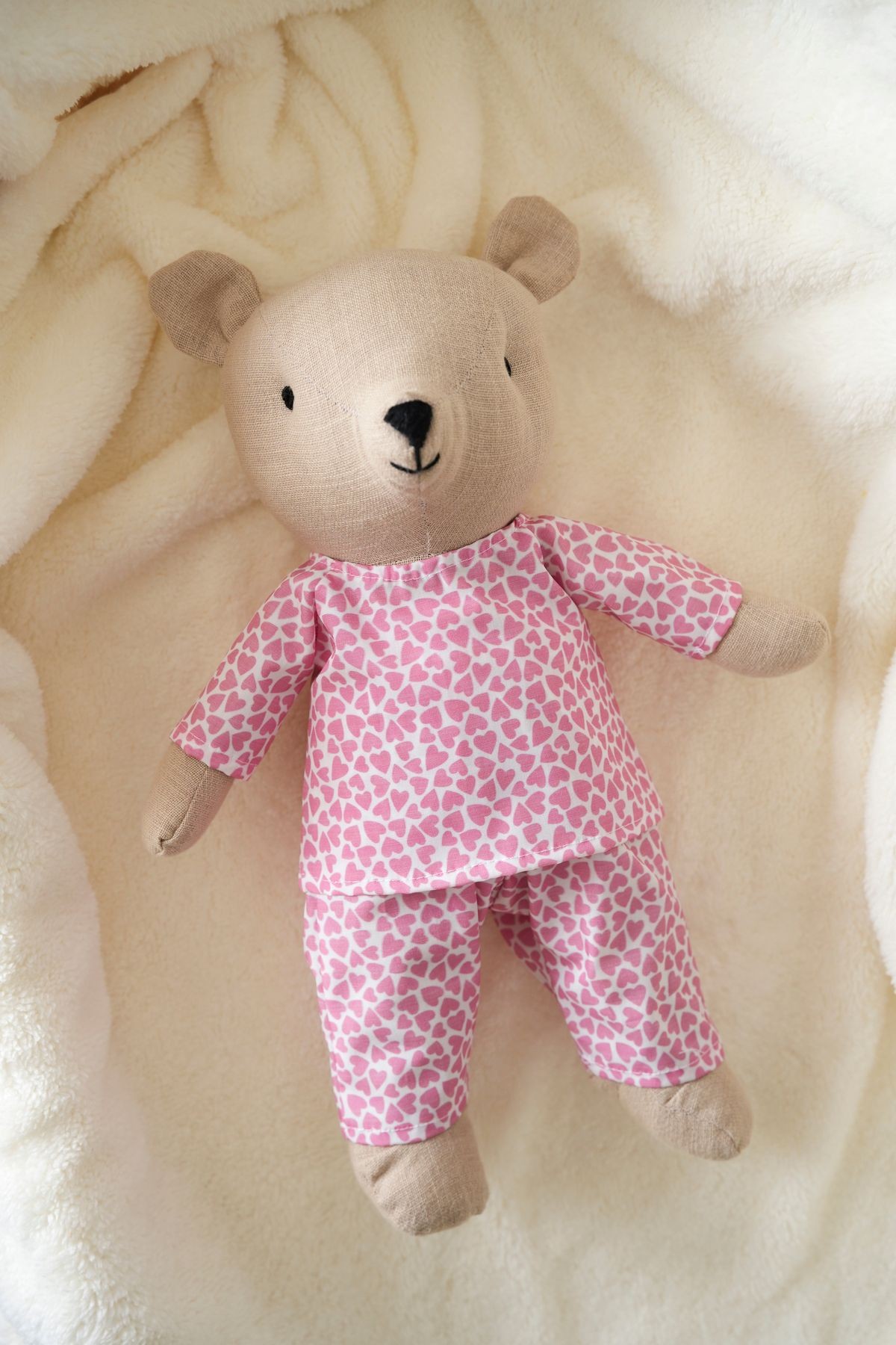 Pijamalı Ayı Uyku Arkadaşı - pembe kalpli pijama