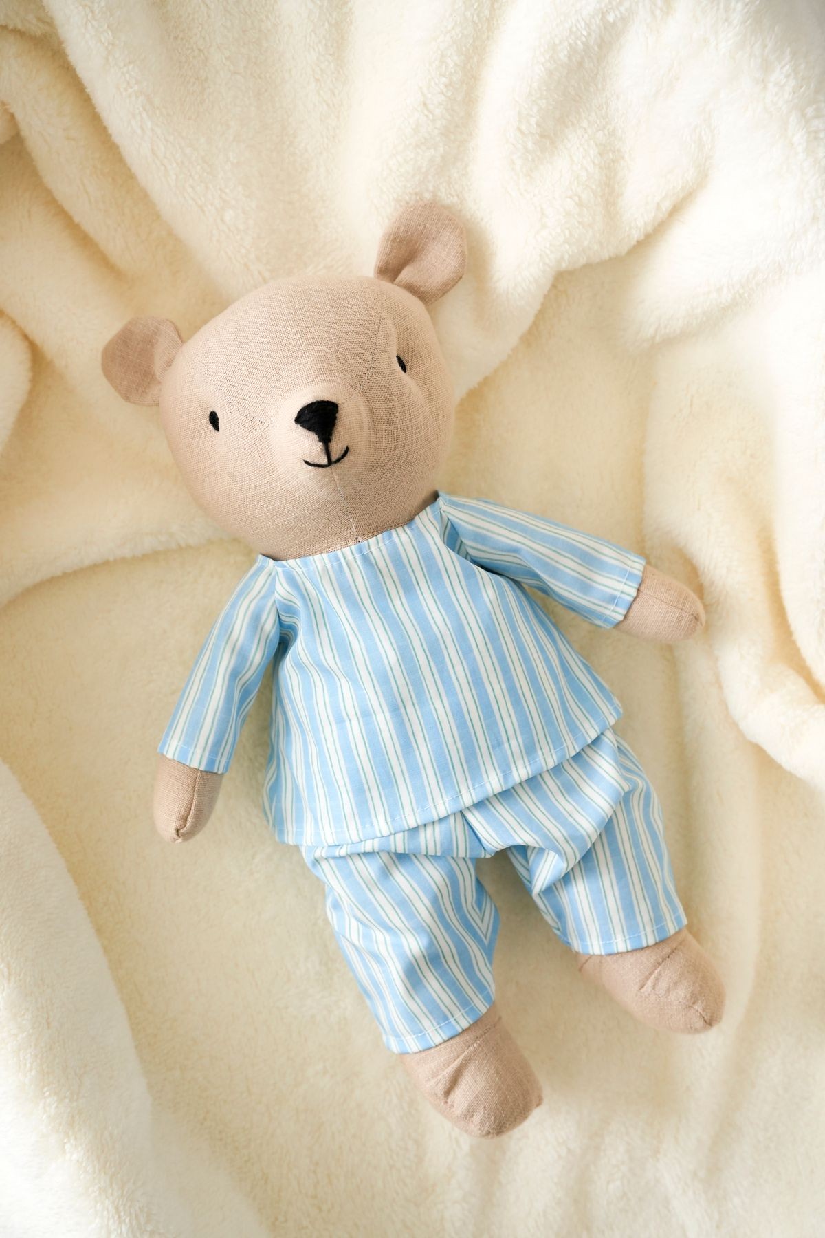 Pijamalı Ayı Uyku Arkadaşı - mavi çizgili pijama