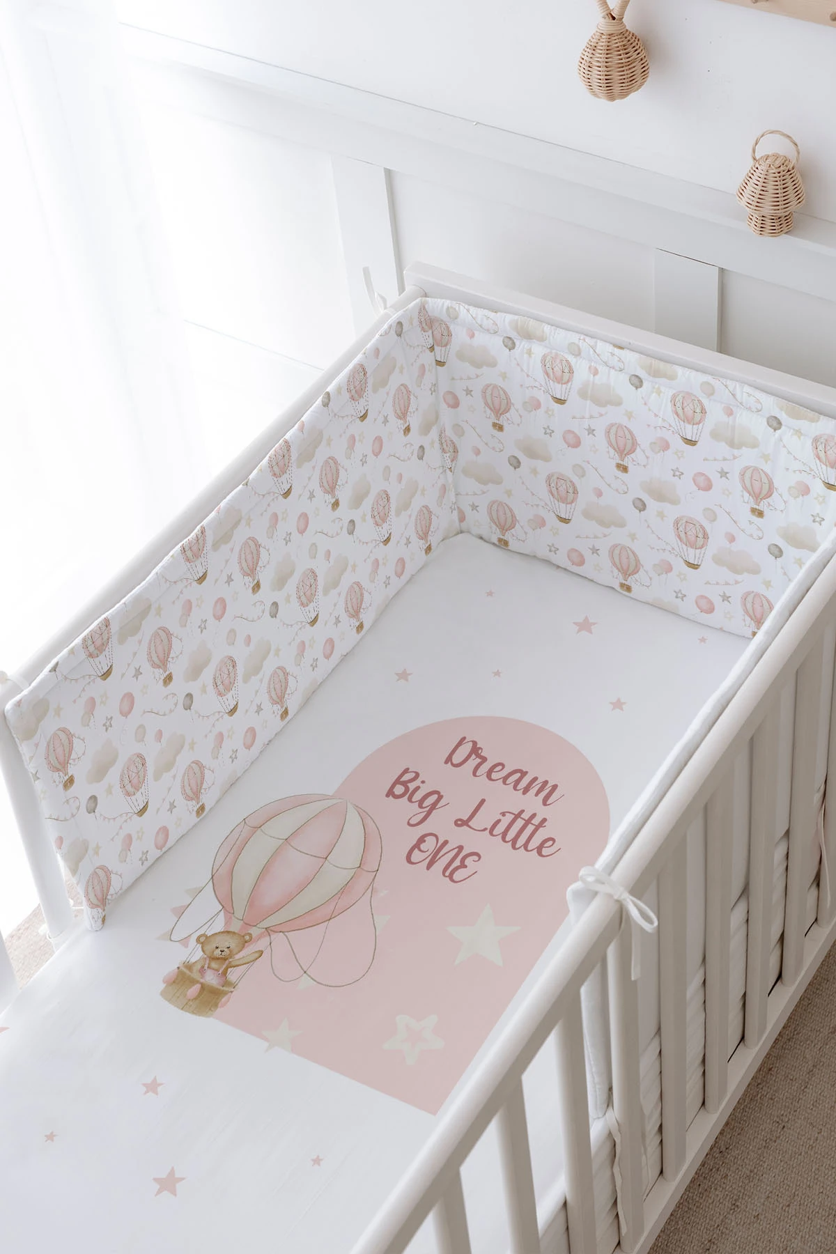 Bebek Başucu Koruyucu ve Baskılı Çarşaflı Uyku Seti - For Baby Serisi - Pembe Balonda Ayı