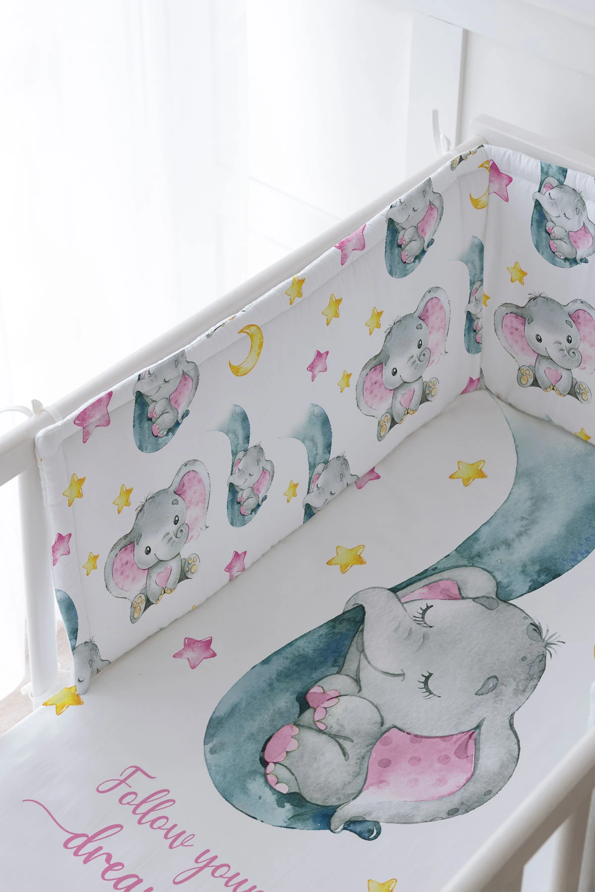 Bebek Başucu Koruyucu ve Baskılı Çarşaflı Uyku Seti - For Baby Serisi - Hortumda Pembe Fil