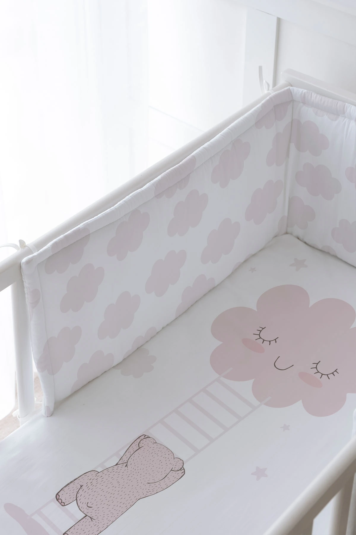 Bebek Başucu Koruyucu ve Baskılı Çarşaflı Uyku Seti - Pure Baby Serisi - Buluta Tırmanan Ayıcık