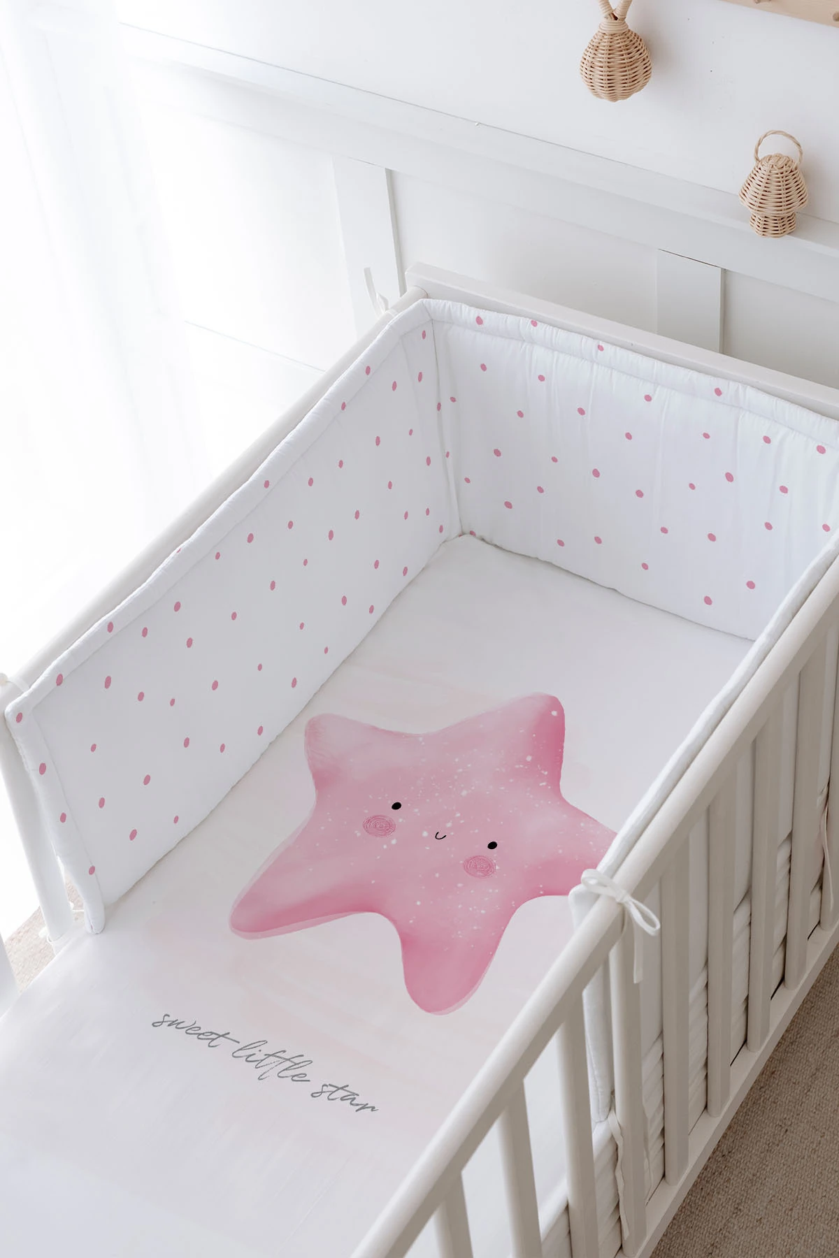 Bebek Başucu Koruyucu ve Baskılı Çarşaflı Uyku Seti - Pure Baby Serisi - Pofuduk Pembe Yıldız