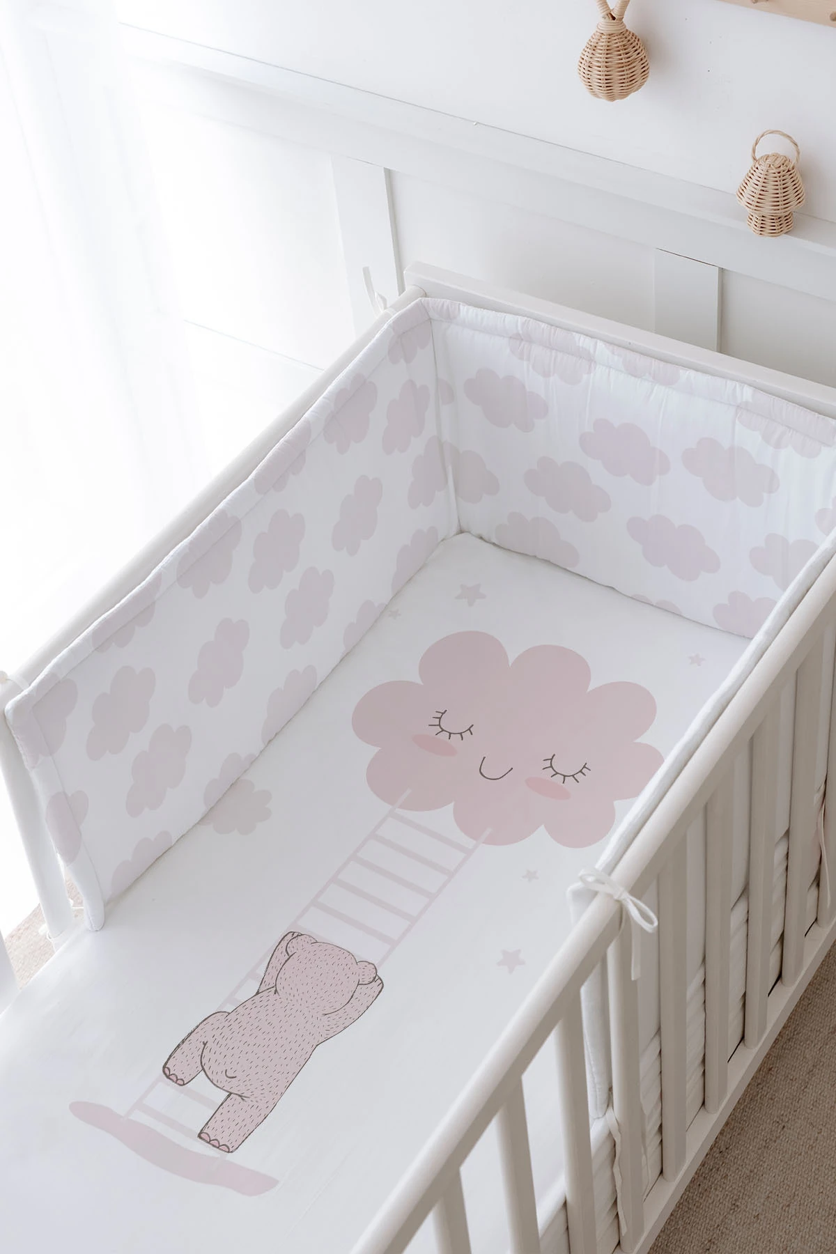 Bebek Başucu Koruyucu ve Baskılı Çarşaflı Uyku Seti - Pure Baby Serisi - Buluta Tırmanan Ayıcık