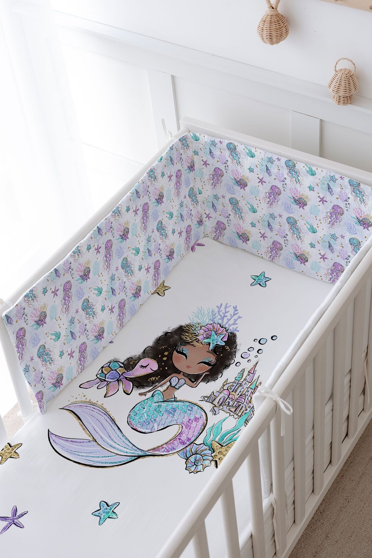 Bebek Başucu Koruyucu ve Baskılı Çarşaflı Uyku Seti - Iconic Serisi - Brunette Mermaid