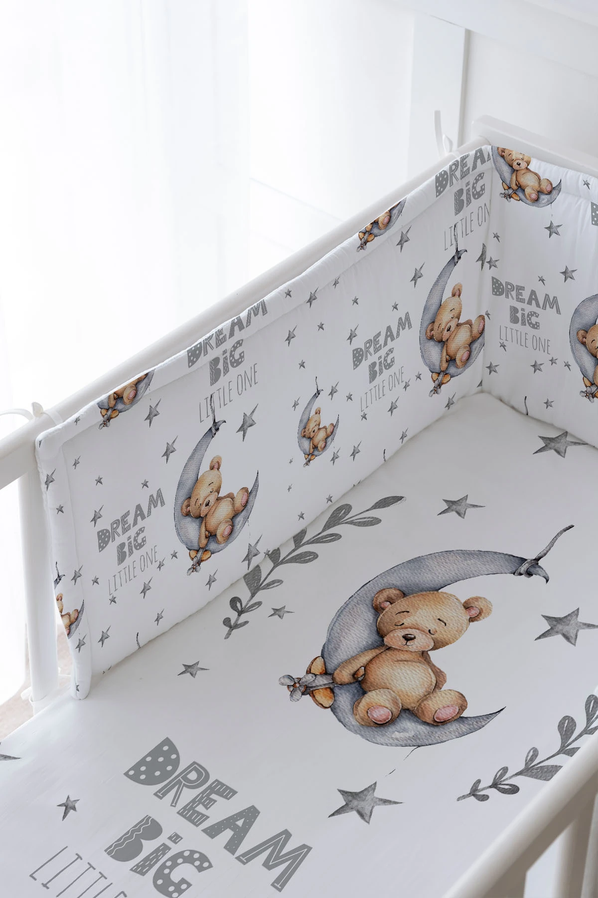 Bebek Başucu Koruyucu ve Baskılı Çarşaflı Uyku Seti - For Baby Serisi - Gri Ayda Uyuyan Ayı