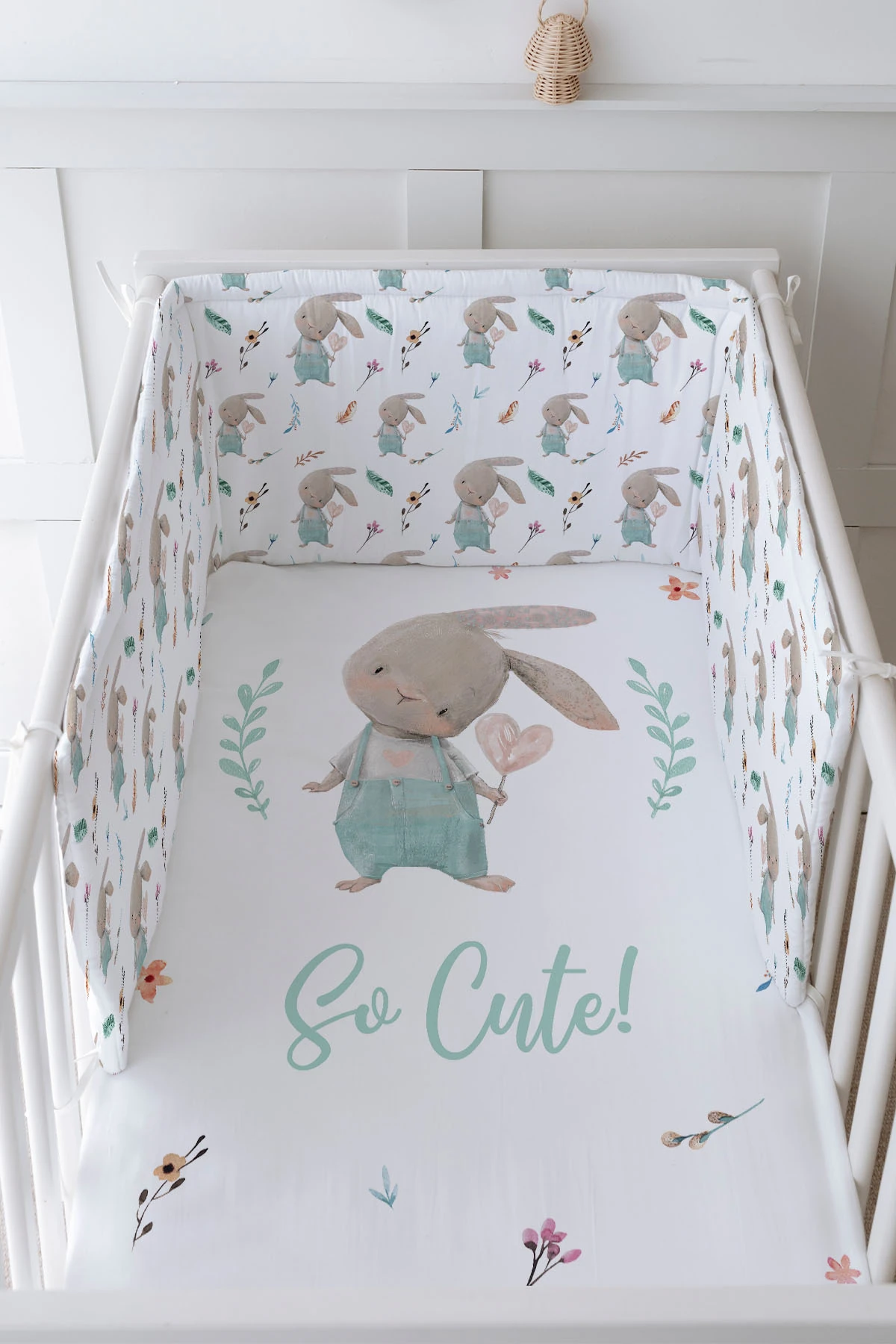 Bebek Başucu Koruyucu ve Baskılı Çarşaflı Uyku Seti - For Baby Serisi - Salopetli Tavşan