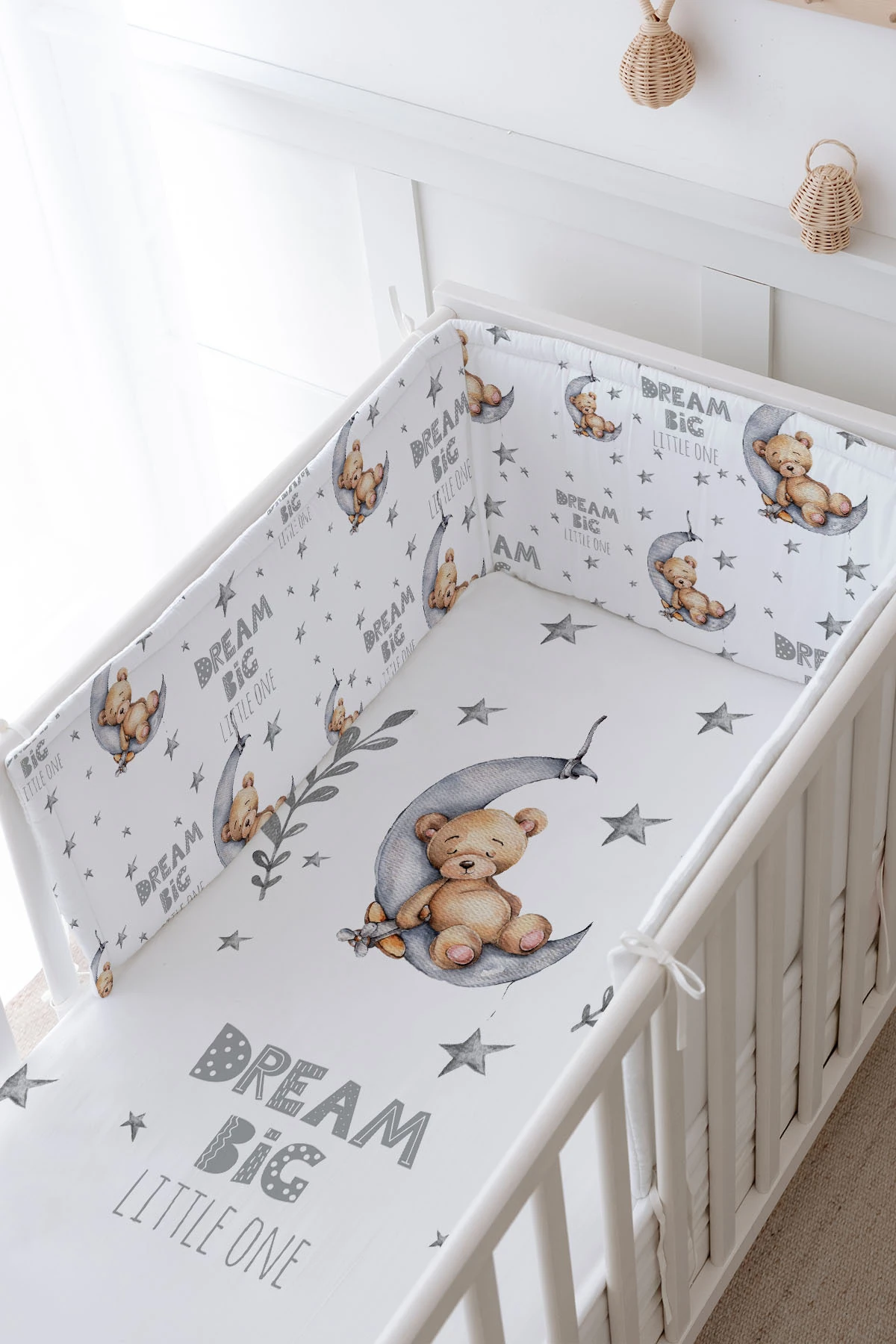 Bebek Başucu Koruyucu ve Baskılı Çarşaflı Uyku Seti - For Baby Serisi - Gri Ayda Uyuyan Ayı