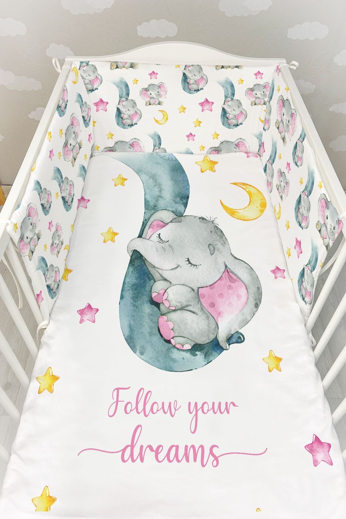 Bebek Başucu Koruyucu ve Baskılı Çarşaflı Uyku Seti - For Baby Serisi - Hortumda Pembe Fil