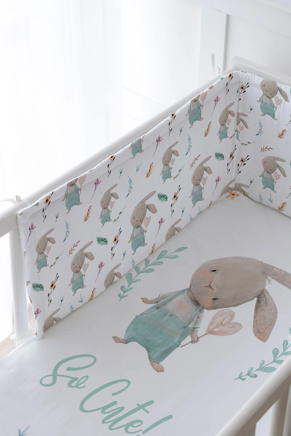 Bebek Başucu Koruyucu ve Baskılı Çarşaflı Uyku Seti - For Baby Serisi - Salopetli Tavşan